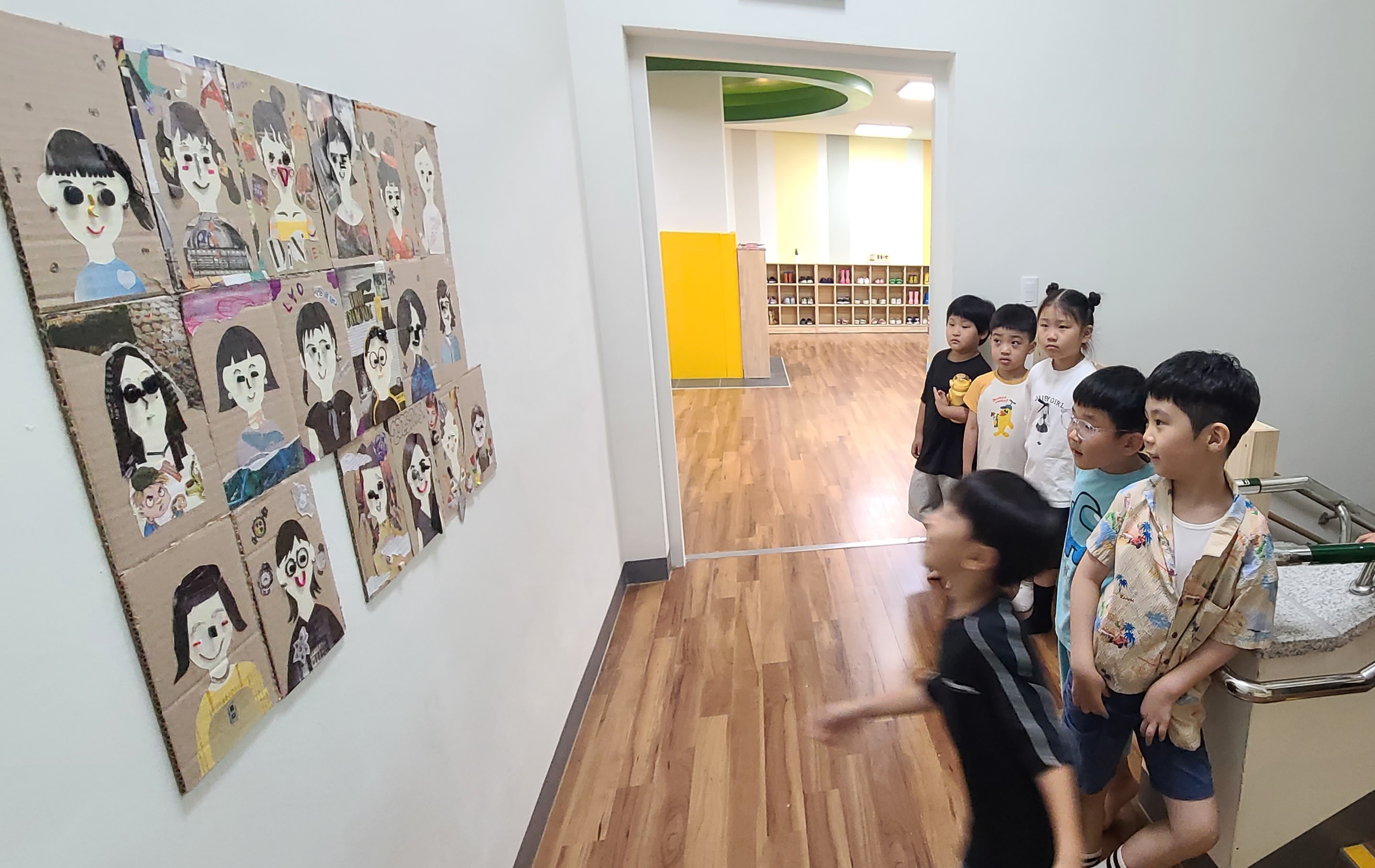 폐자원으로 만든 자화상(교원) 원내 전시 관람 2
