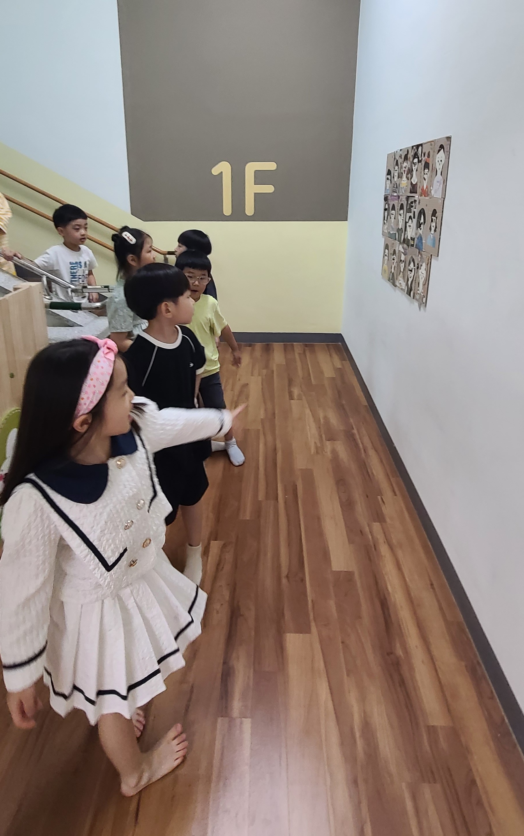 폐자원으로 만든 자화상(교원) 원내 전시 관람 1