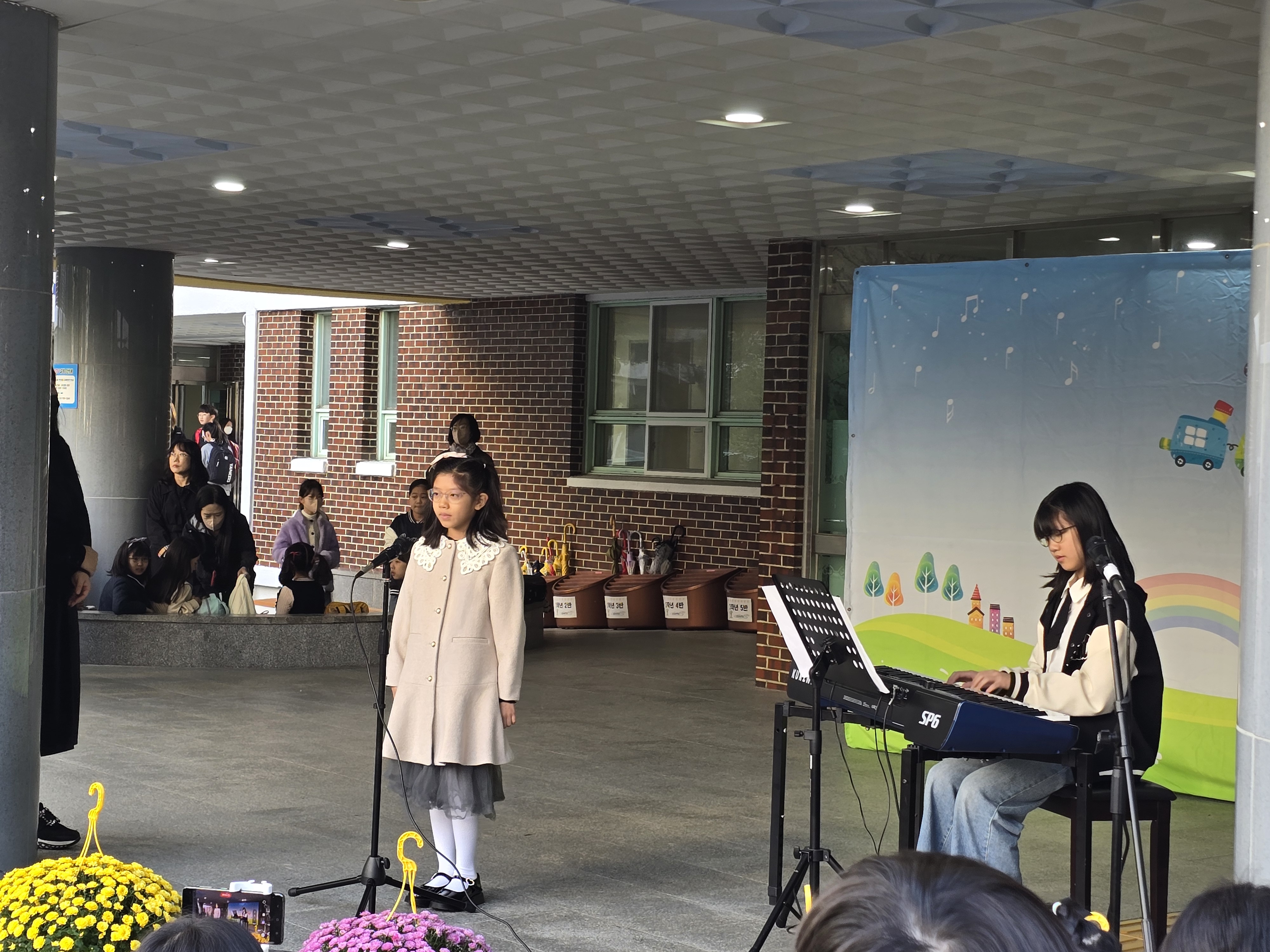 야외마당을 꽉 채운 주민들