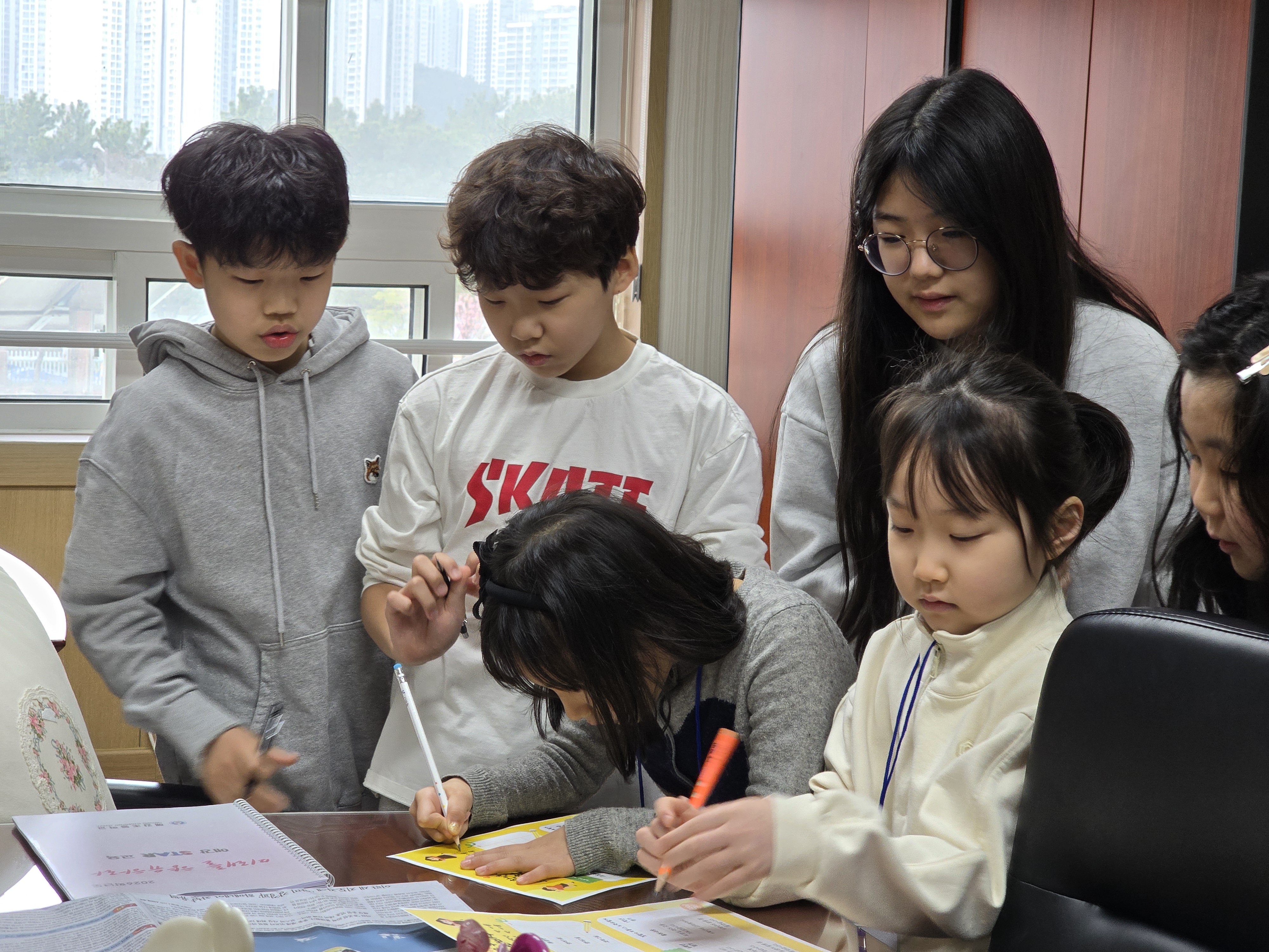 4. 교장실에서 학습지를 완성했어요.