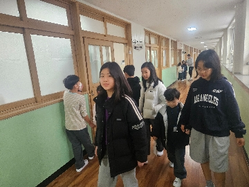 1. 형아랑 손잡고.