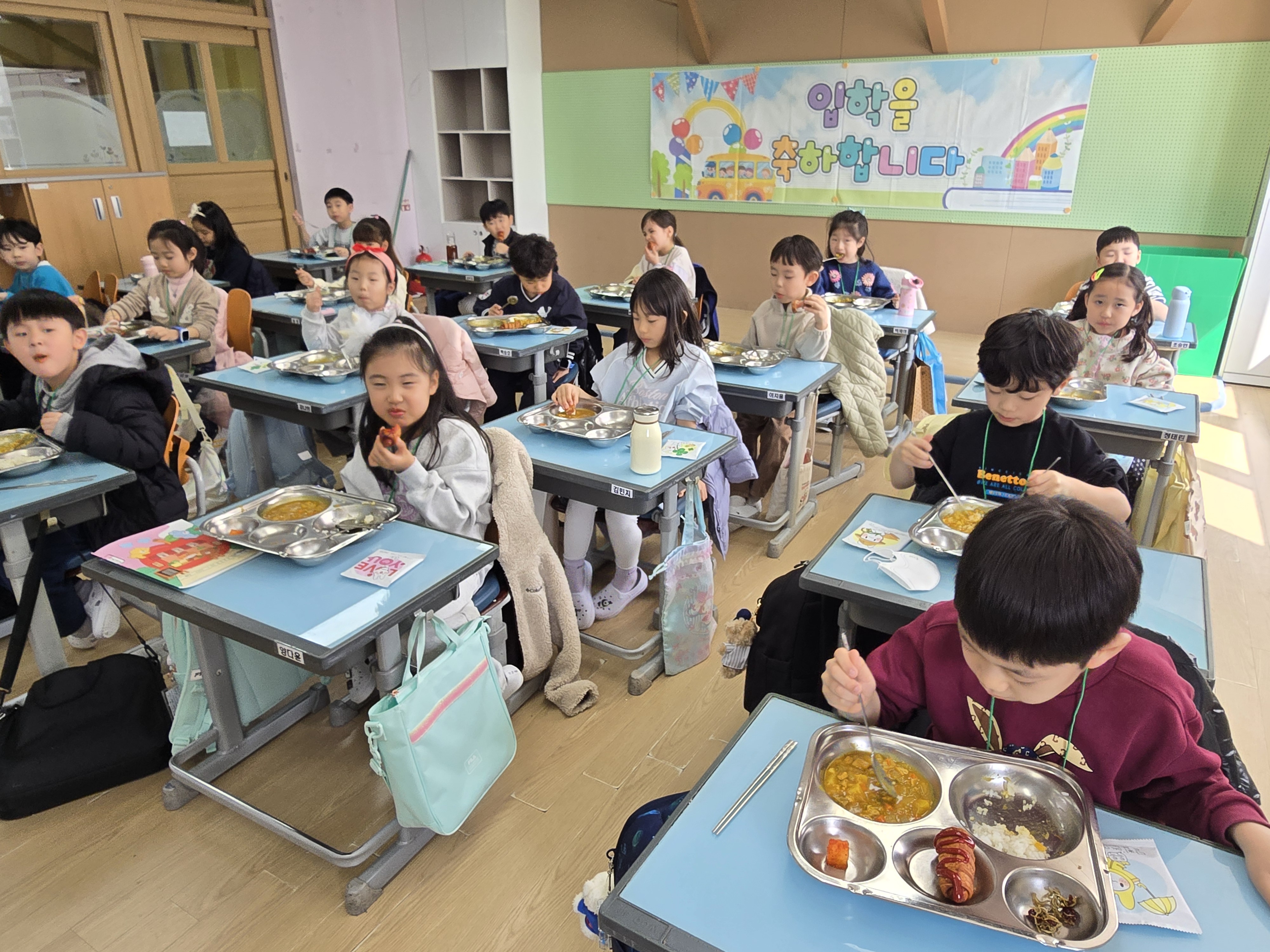 4. 바른자세로 먹어요.