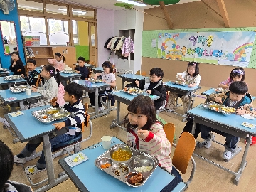 1. 1학년의 첫 급식시간.