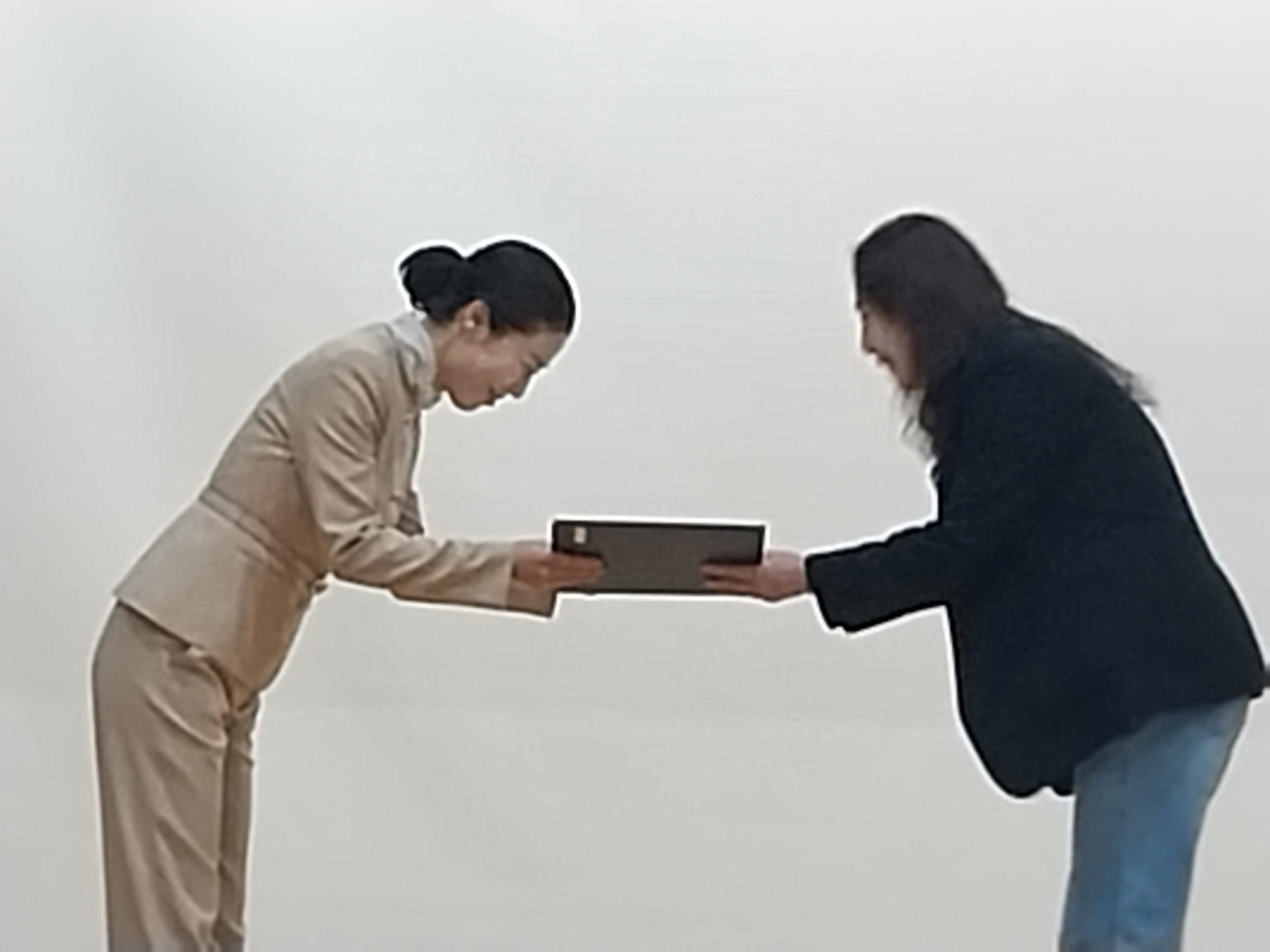  9. 학교를 도와주신 분들께 멋진 감사장을 드려요.