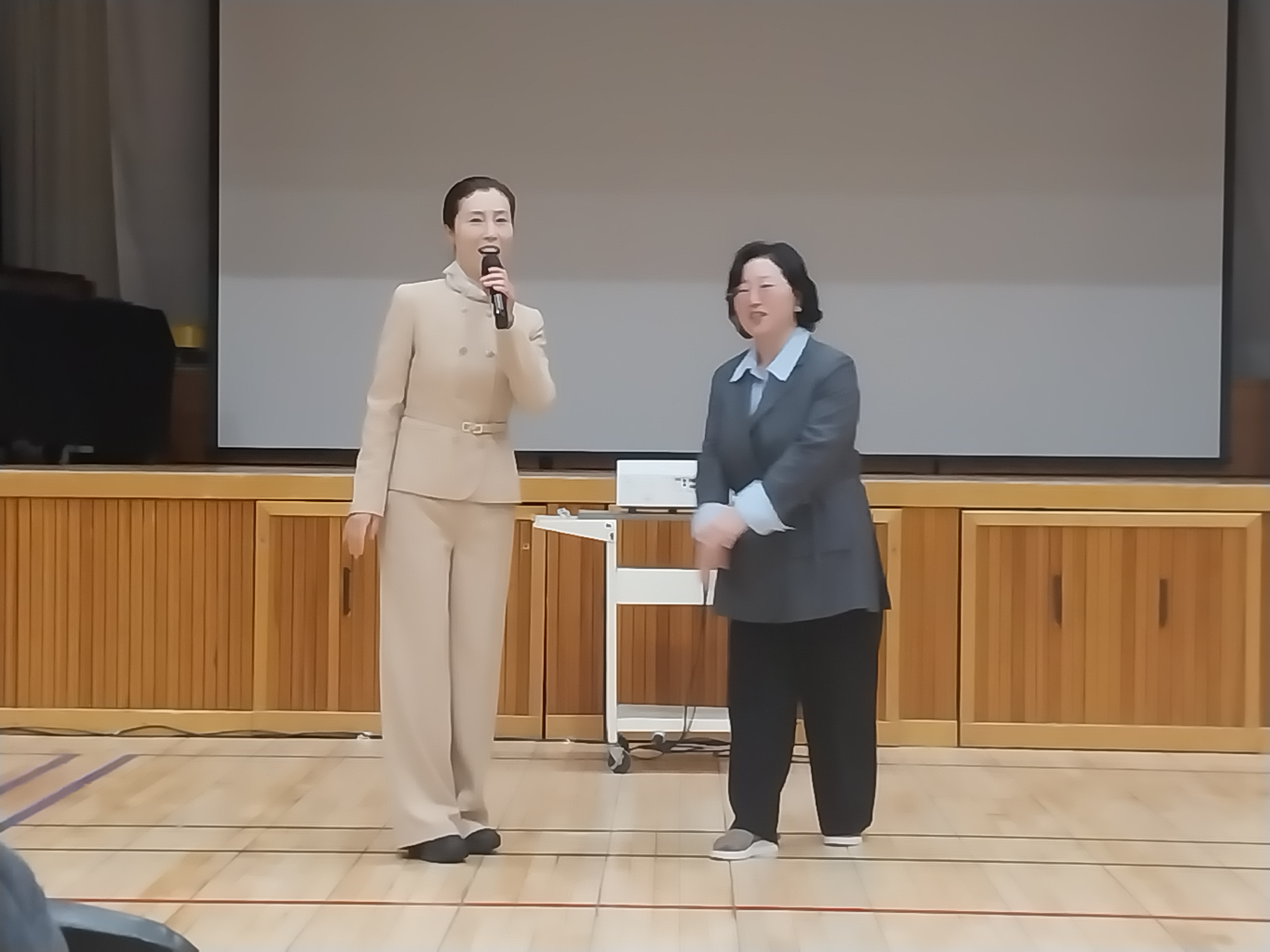 7. 교장선생님께서 부모님들과 반갑게 인사해요.