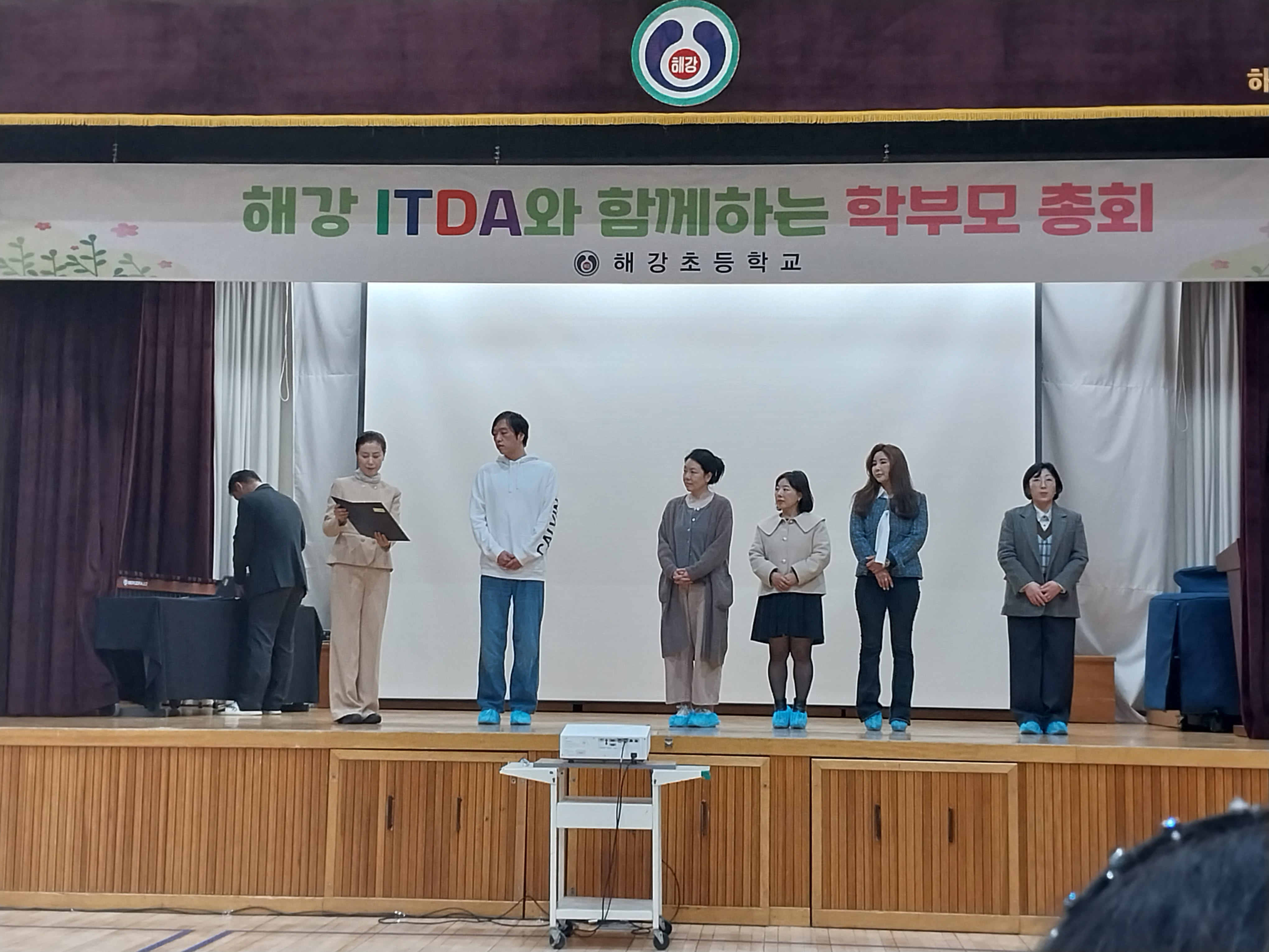 10. 올해 우리 학교를 위해 애써주실 부모님들이에요.j