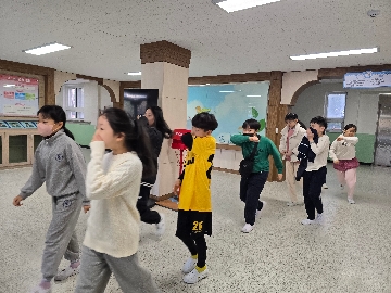 1. 옷소매로 코를 가리고 대피해요.