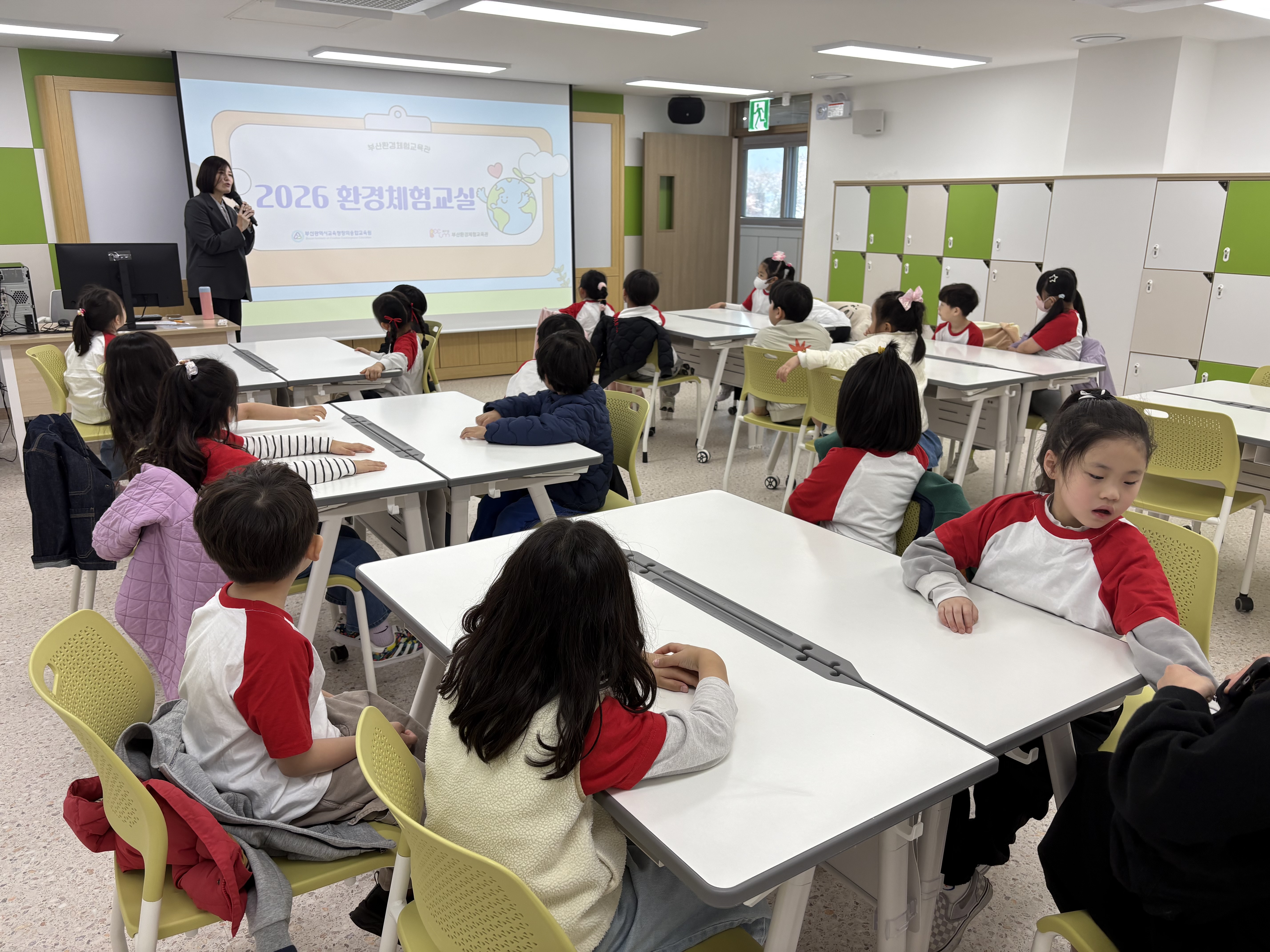 4. 초롱초롱한 눈망울로 경청해요.