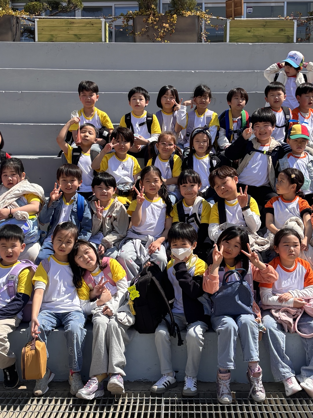 2. 지구 사랑을 약속하며 친구와 멋진 모습.