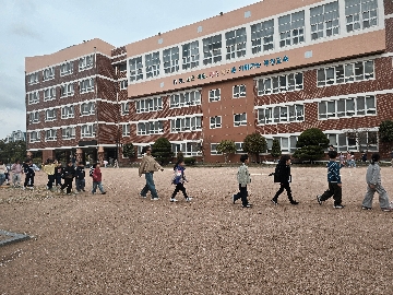1. 씩씩하게 걸으며 아침을 시작해요.