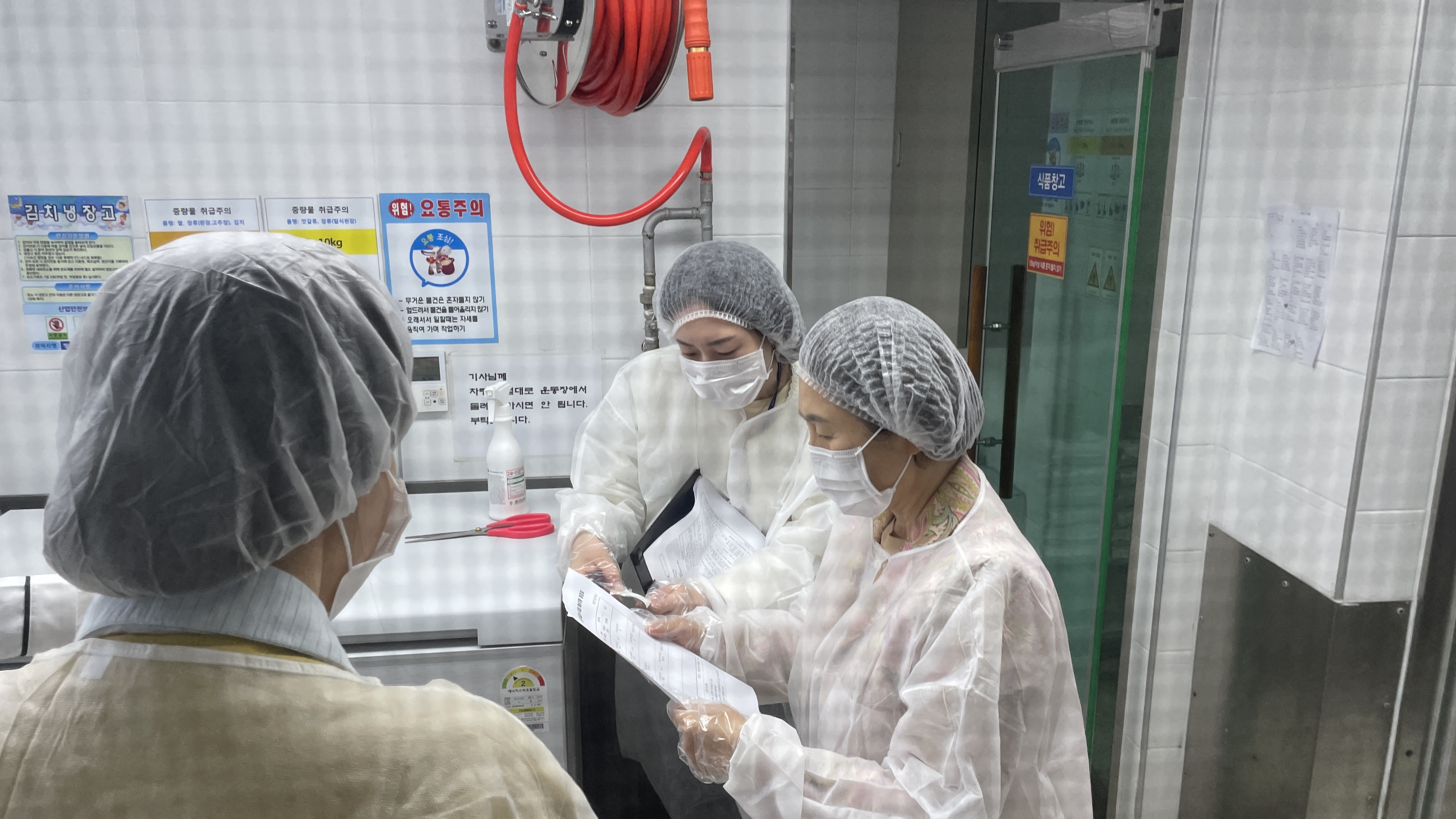 2. 맛있고 건강한 밥상을 위해 조리실 구석구석을 안전하게 점검해요.