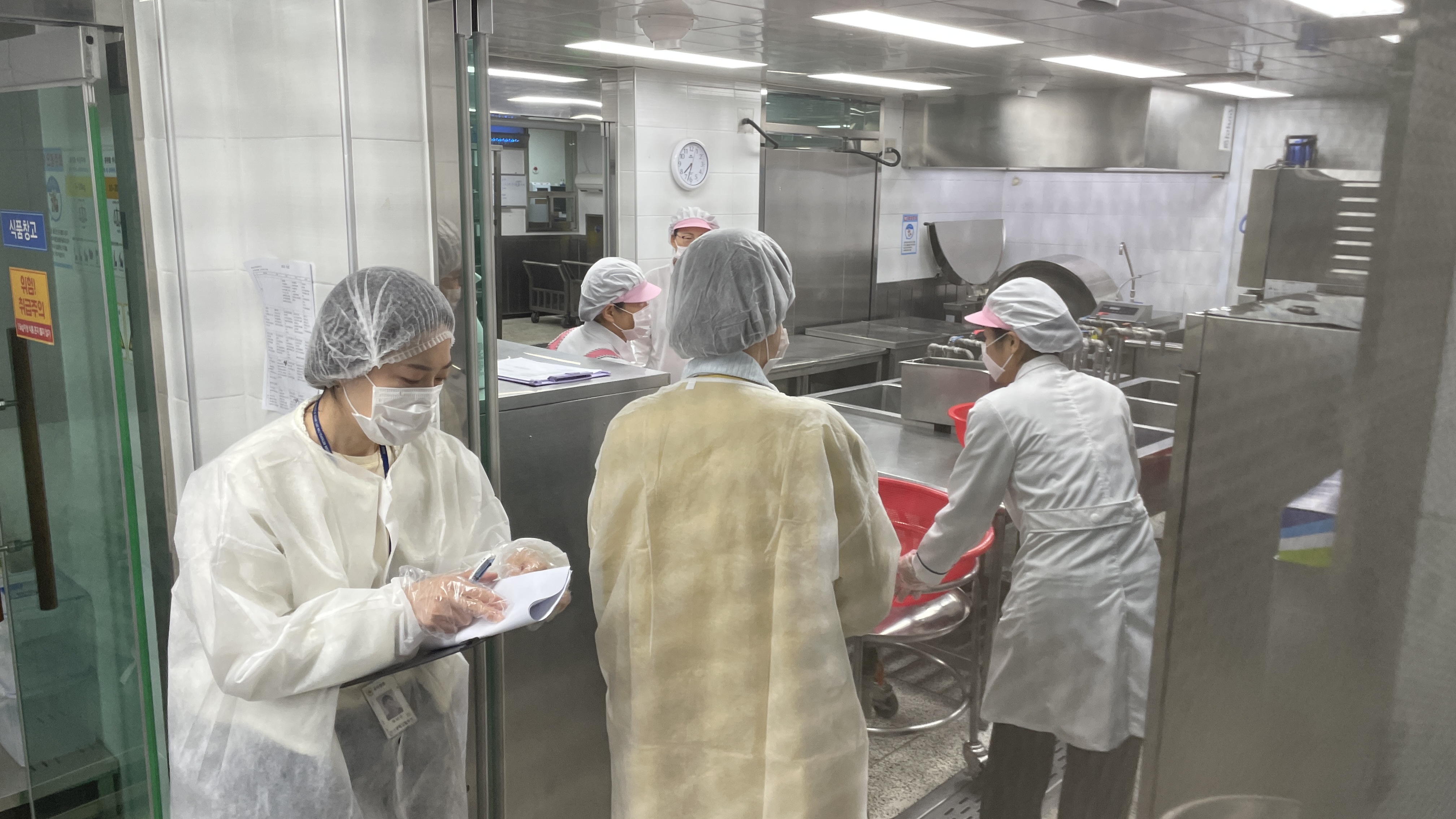 3. 조리 시설은 위생적이고 안전한지 꼼꼼하게 확인해요.