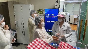 1. 우리 학교 급식실을 교육장님과 함께 살펴보아요.