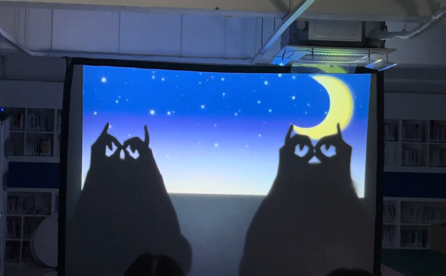 3. 손가락 마법으로 밤하늘을 지키는 늠름한 올빼미를 만들어요.