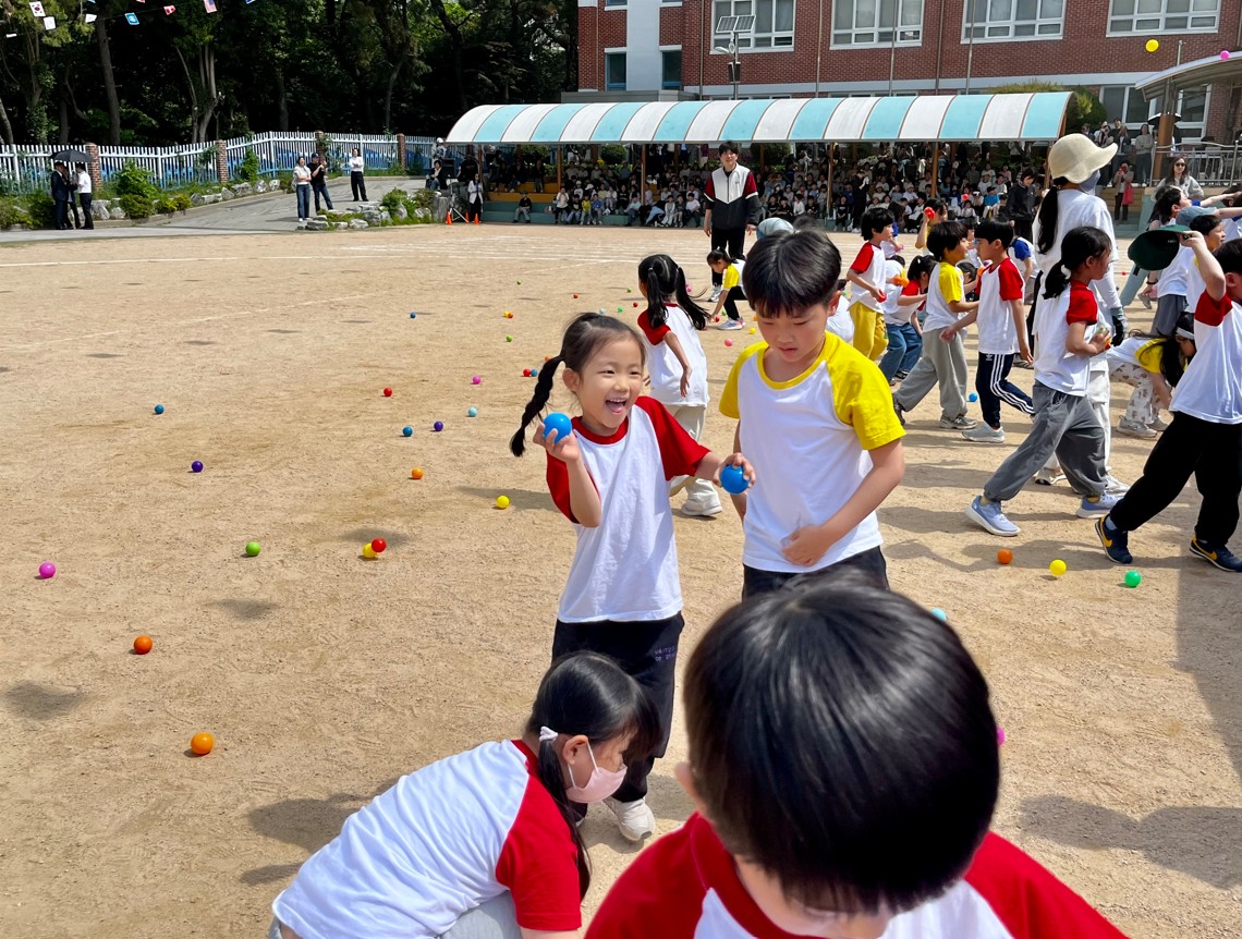 8. 친구들과 즐겁게 공을 주우며 활짝 웃어요.