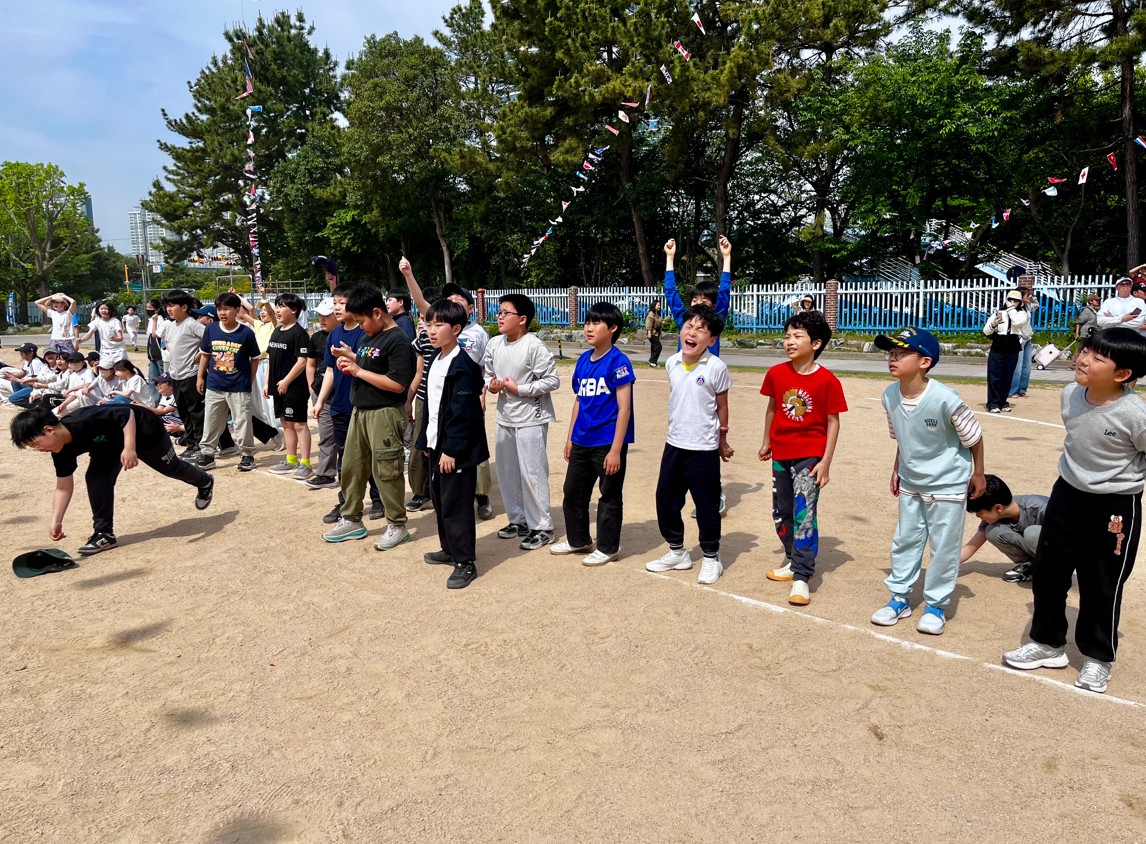 5. 친구들아 힘내! 목청껏 소리치며 서로에게 듬직한 힘이 되어줘요.