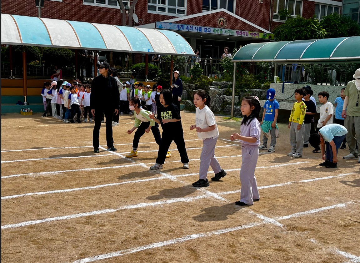 3. 준비~땅! 출발선에 나란히 서서 있는 힘껏 달려나가요.