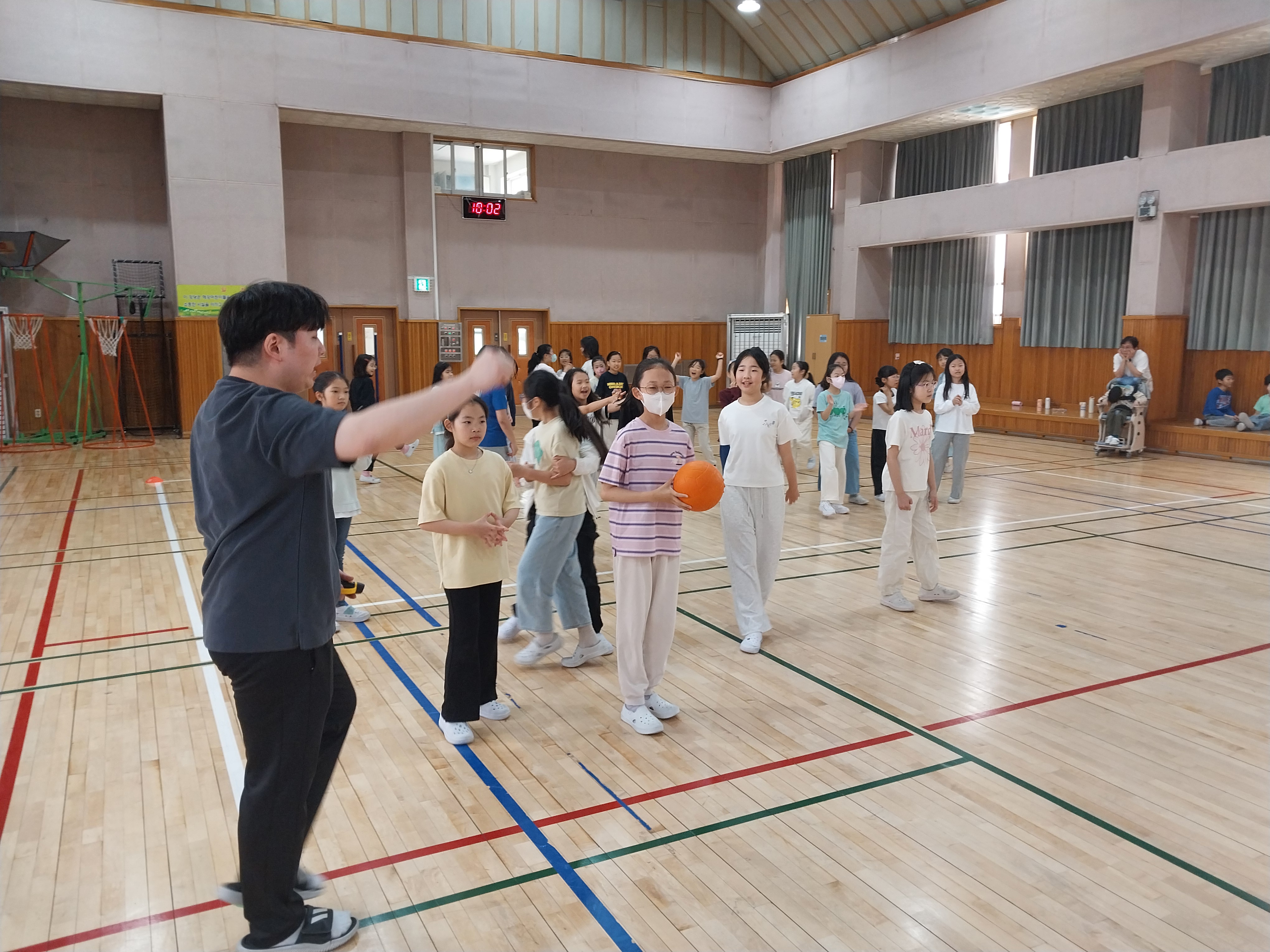 9. 피구를 시작하기 전 선생님 말씀에 귀를 쫑긋 세워요.