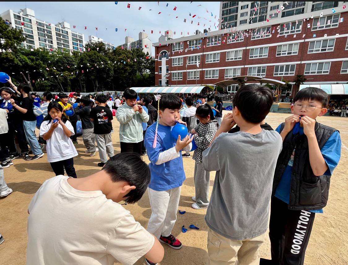 6. 볼이 빵빵! 친구들과 함께 풍선을 불어요.