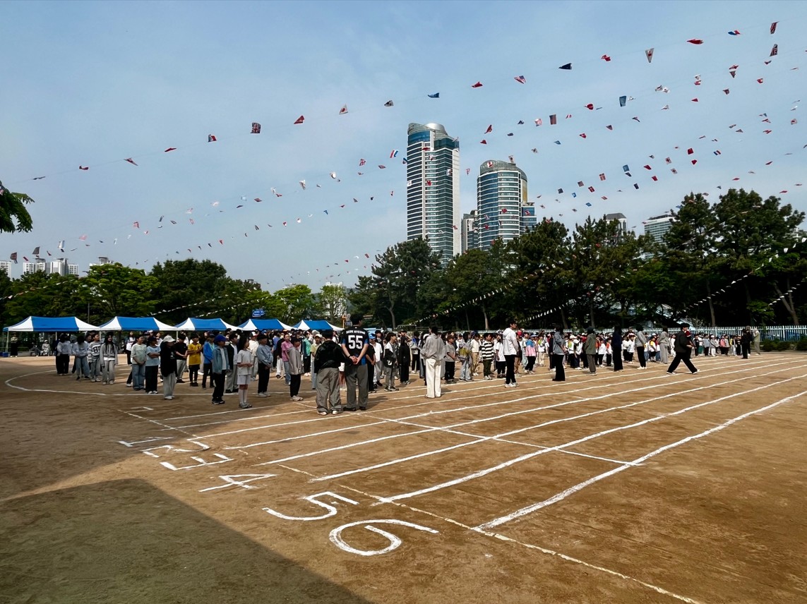 1. 푸른 하늘 아래 다 함께 둥글게 모여 즐겁게 스포츠데이를 시작해요.