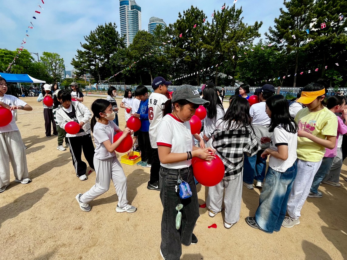 7. 어서 서둘러야 해! 우리들이 직접 분 풍선들을 모아 기둥을 완성해요.