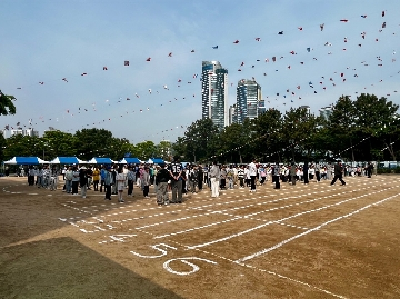 1. 푸른 하늘 아래 다 함께 둥글게 모여 즐겁게 스포츠데이를 시작해요.