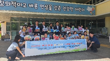 텃밭 세트(종이텃밭, 캔텃밭, 모종삽, 식물관찰일지, 물조리개)와 기념 사진