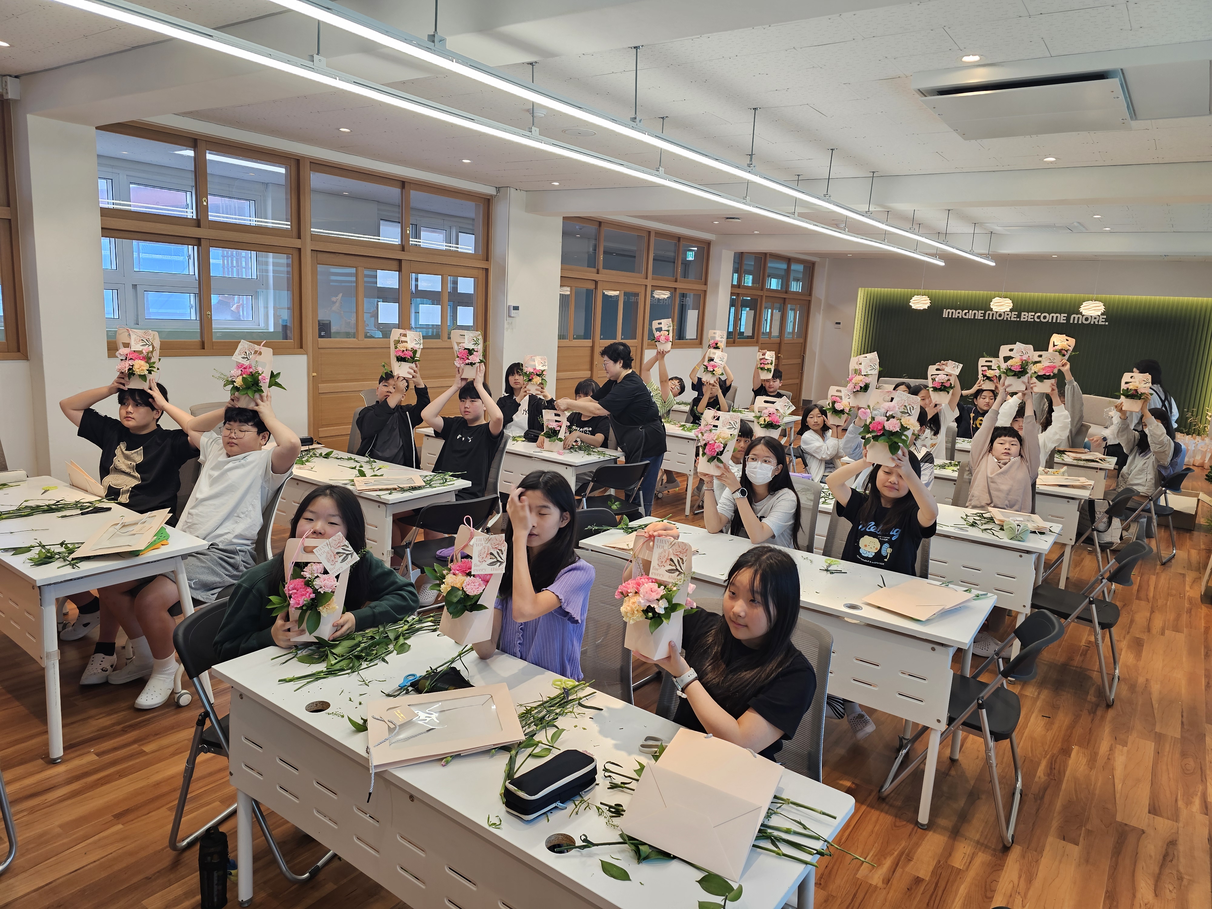 6학년 꽃바구니 완성 단체사진