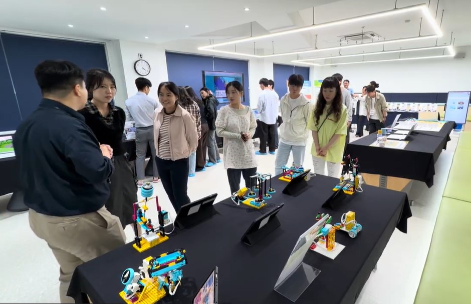 3. 알록달록 레고 블록들이 코딩 명령으로 척척! 퍼즐처럼 맞추면 로봇이 움직여요!