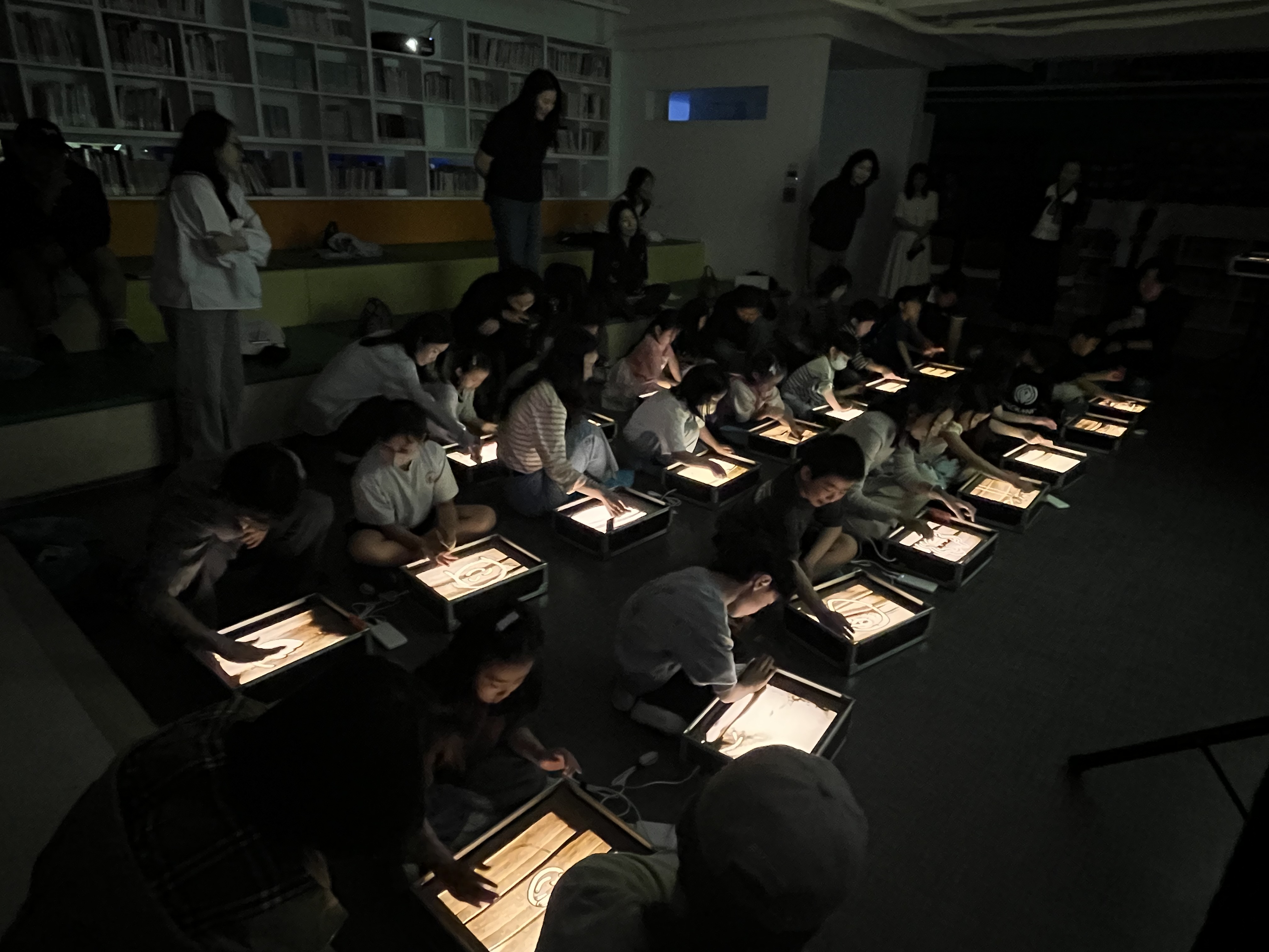 2. 반짝반짝 빛나는 상자 위에서 다 함께 모래 그림을 그려요!