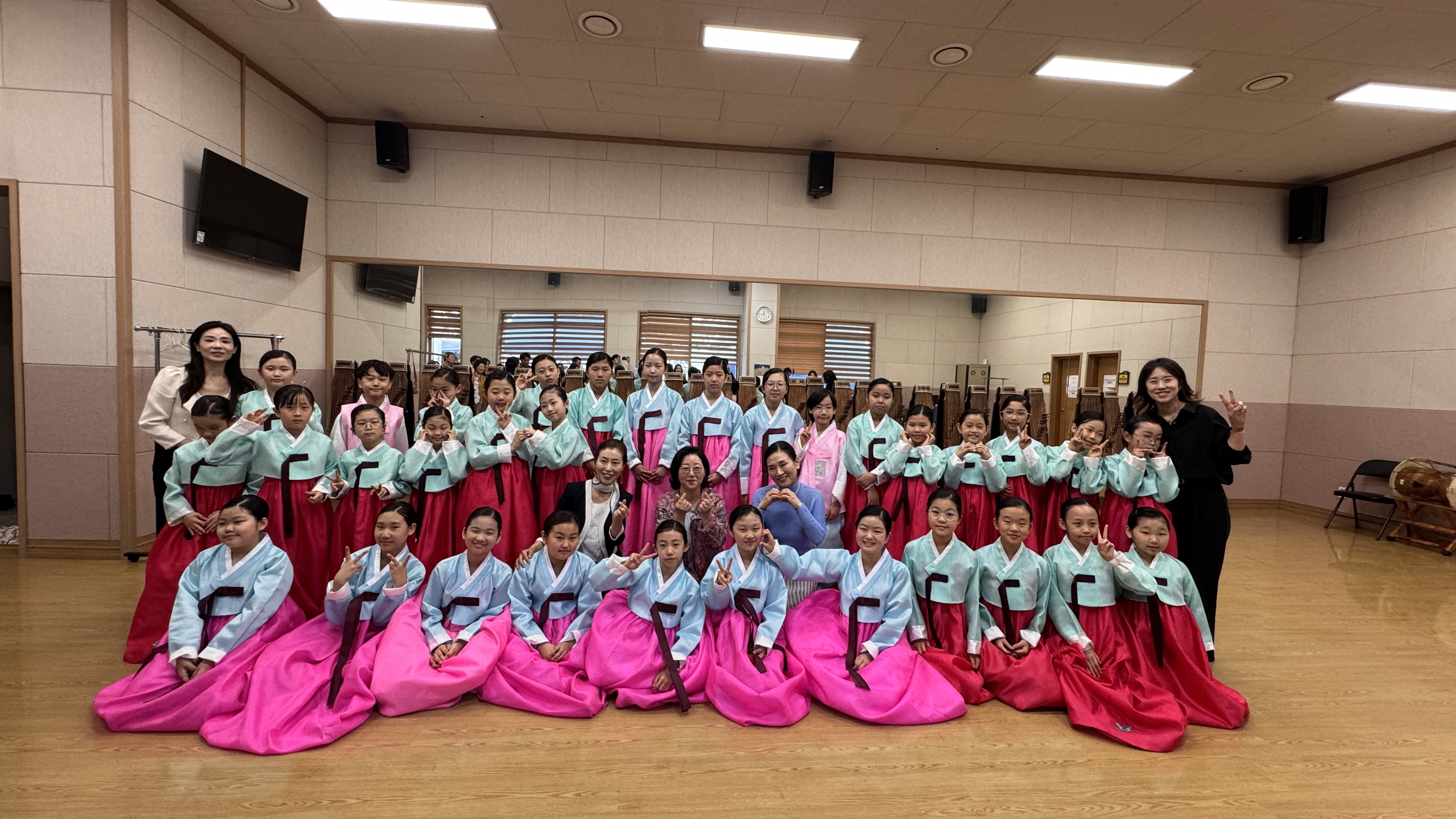 5. 선생님, 친구들과 함께 예쁜 미소와 하트로 자랑스러운 오늘의 추억을 남겨요.
