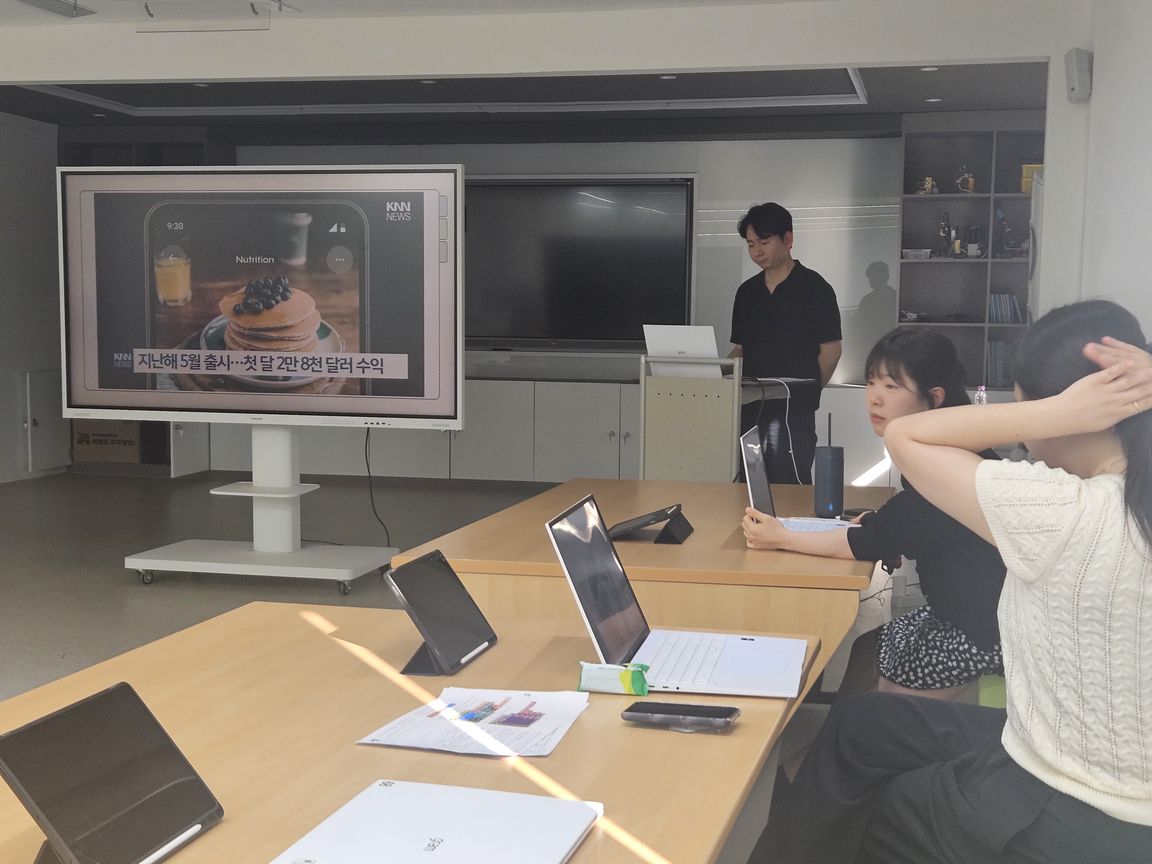 1. 선생님들이 앱 인벤터에 대한 설명을 경청하고 계세요.
