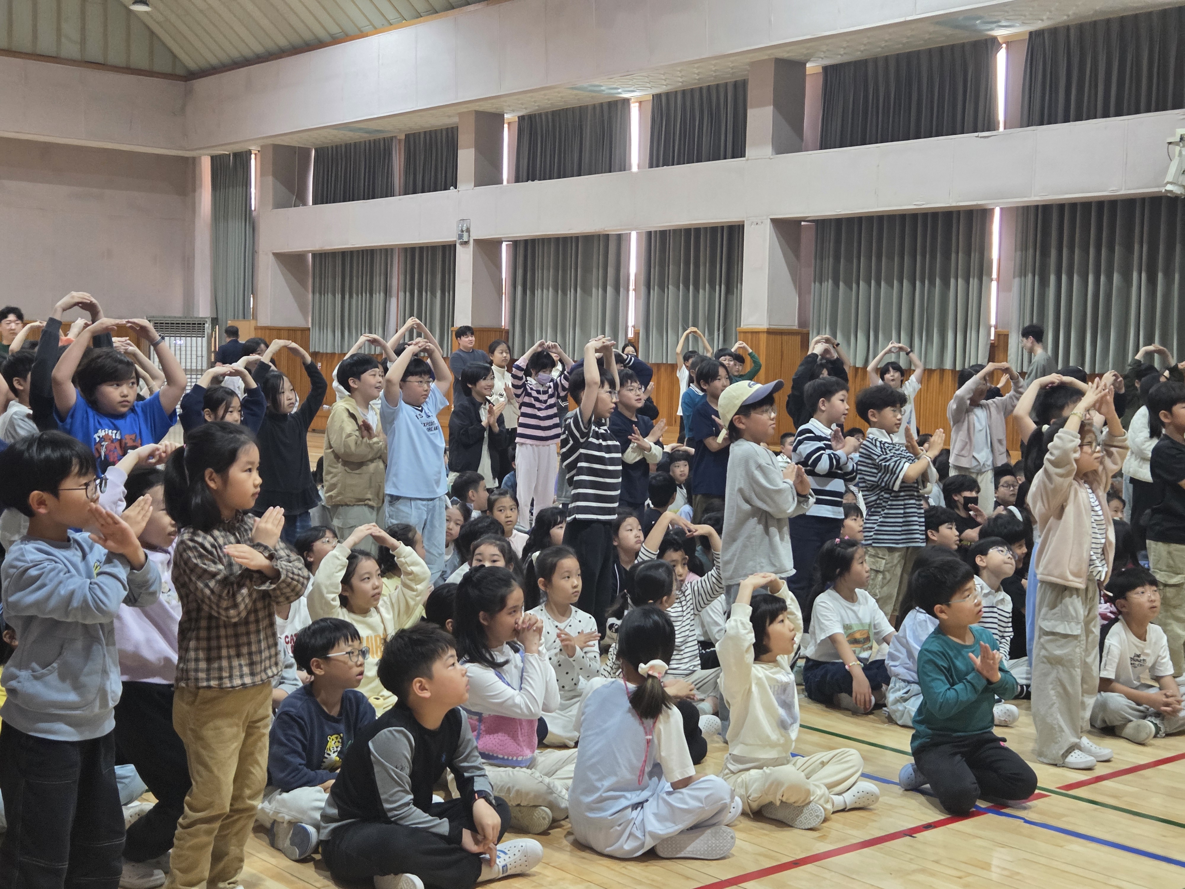5. 친구와 함께 흡연의 위험성에 대해 골든벨 퀴즈를 풀어봐요.