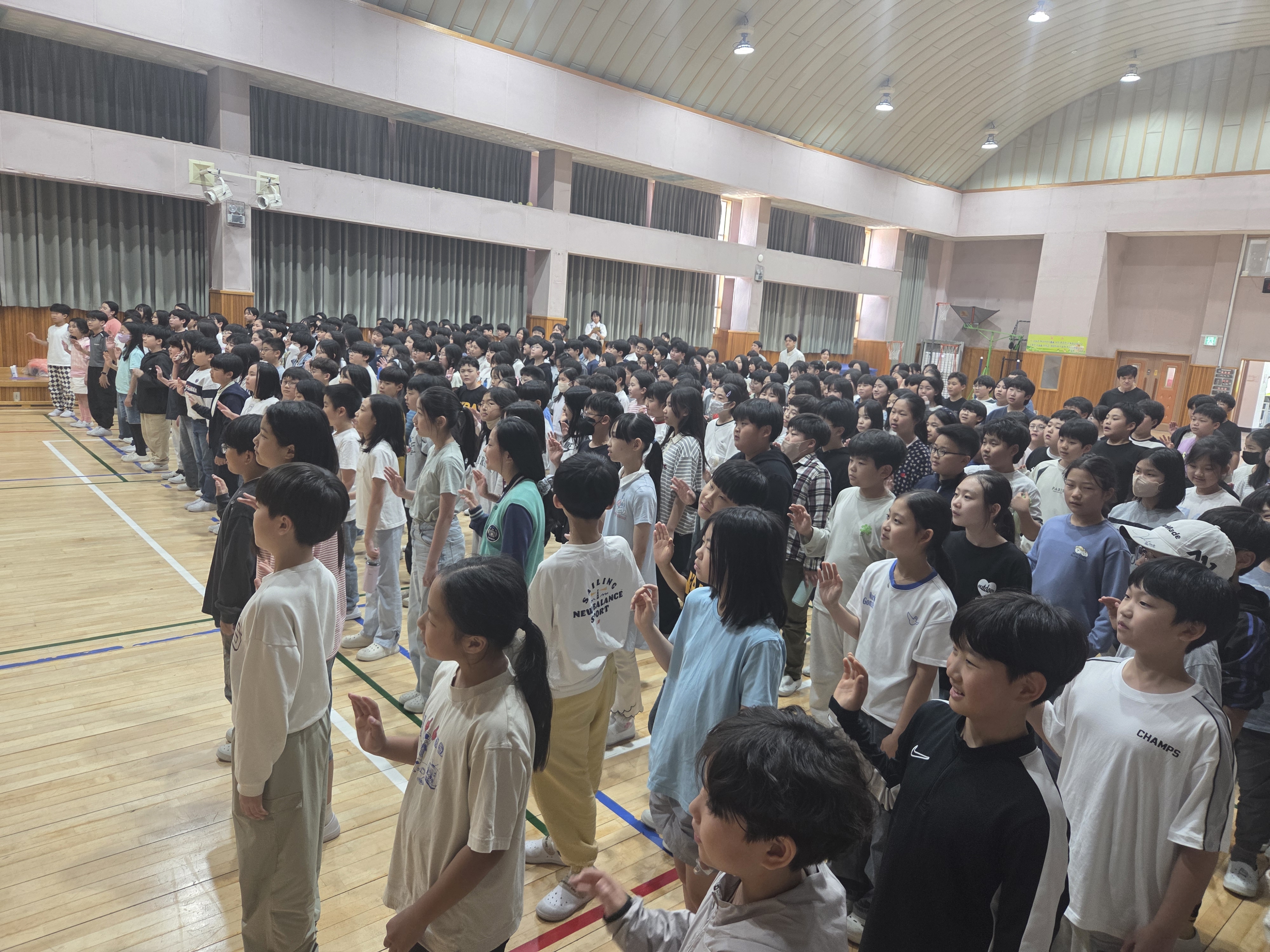 1. 담임 선생님과 함께 힘차게 금연 선서문을 낭독해요.