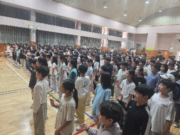 1. 담임 선생님과 함께 힘차게 금연 선서문을 낭독해요.
