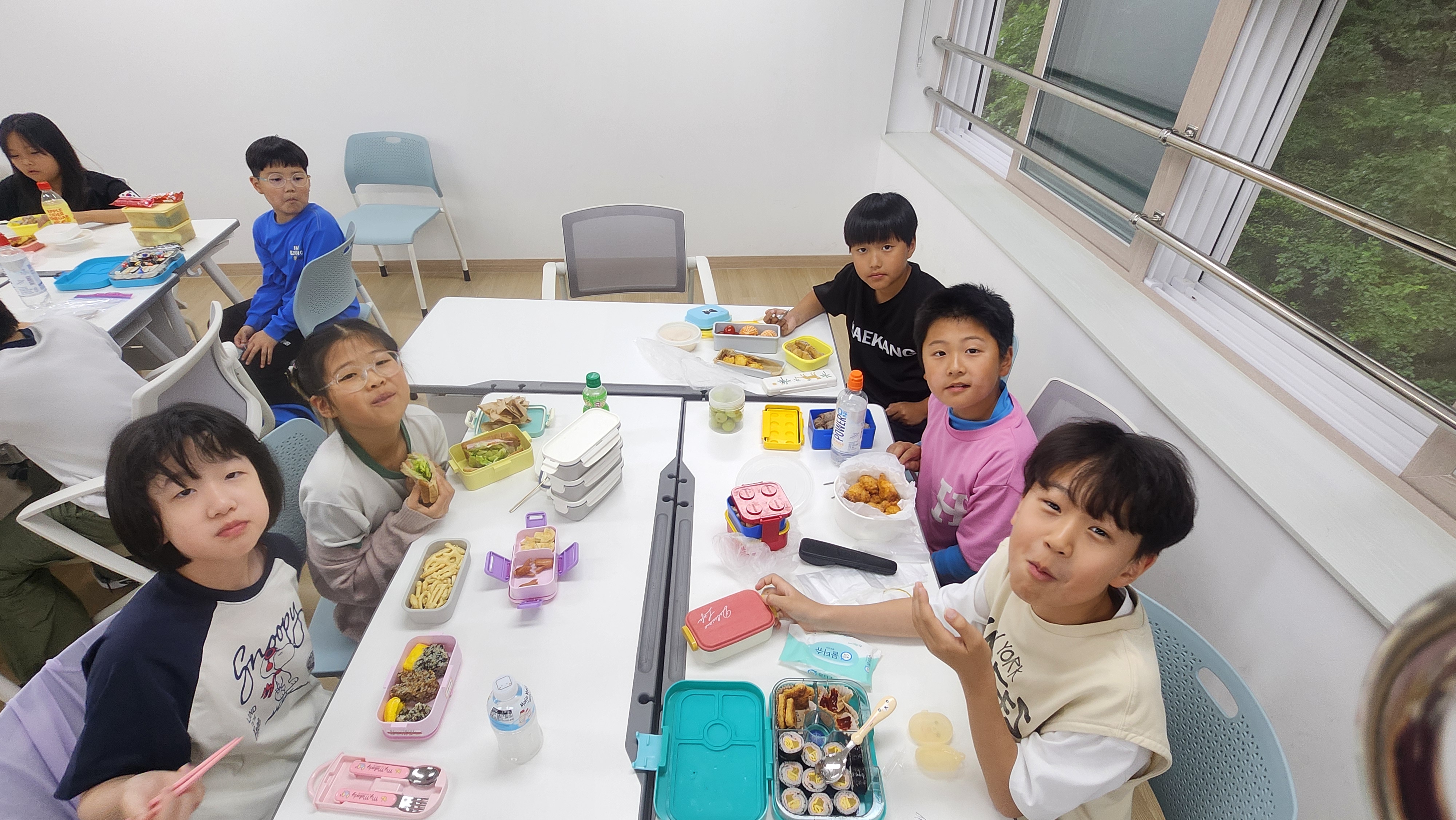 2. 오순도순 모여 앉아 꿀맛 같은 도시락을 먹어요.