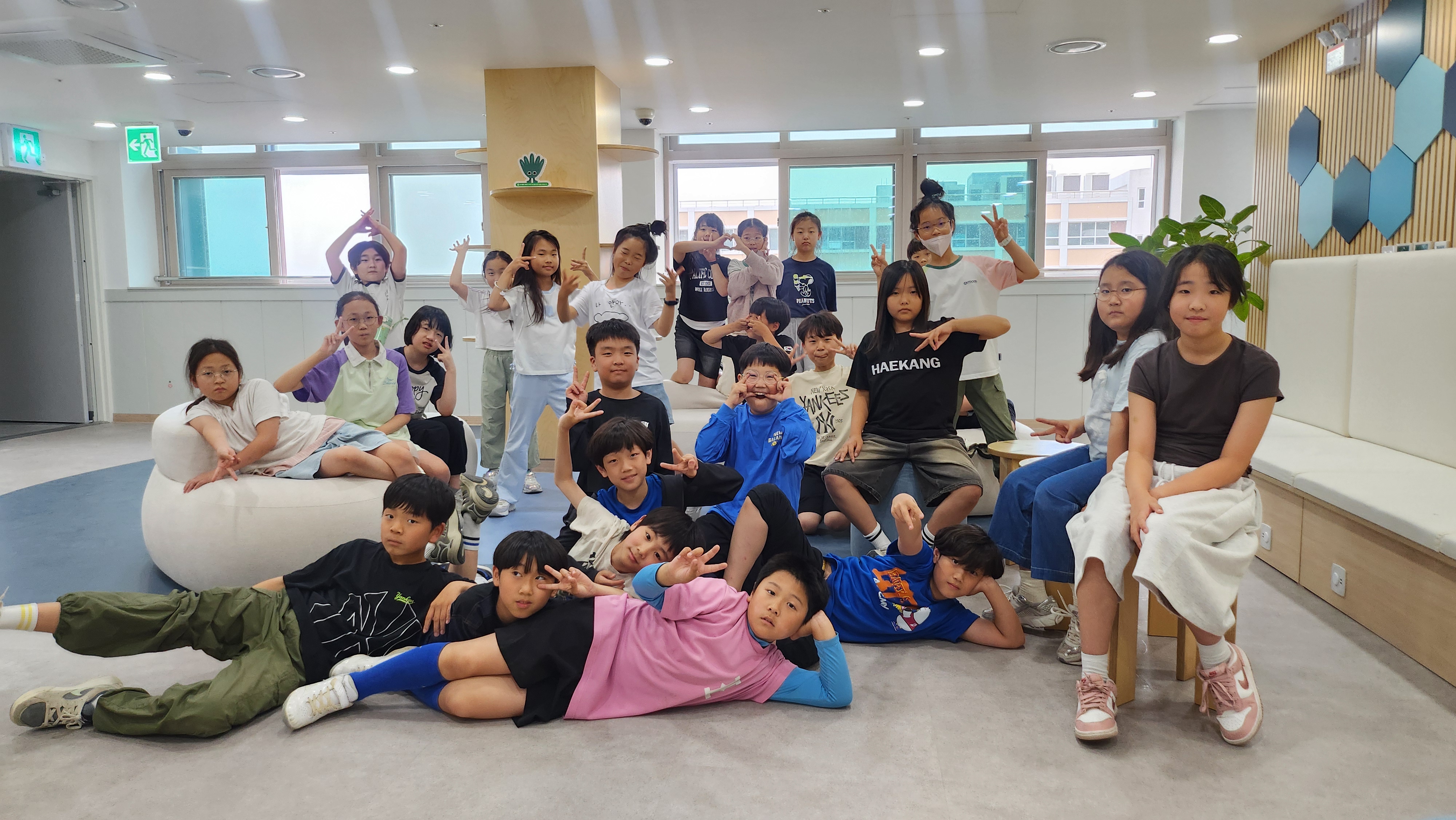 5. 멋진 포즈로 찰칵! 친구들과 다 함께 환경교육체험관에서의 즐거운 추억을 남겨요.