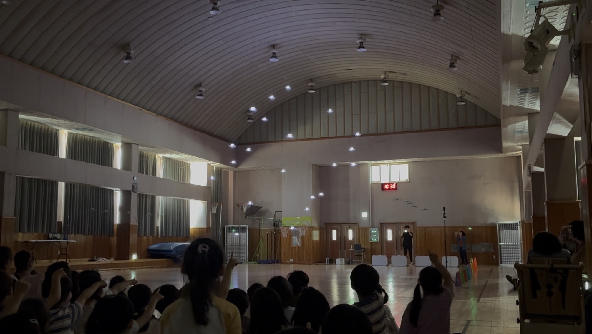 4. 깜깜한 체육관 하늘을 반짝반짝 별처럼 날아다니는 신기한 드론 무리를 구경해요.