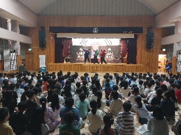 1. 신나는 음악에 맞춰 무대 위 배우들의 재미있는 율동을 다 함께 즐겨요.