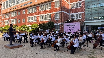 1. 지휘자 선생님의 손짓에 맞춰 아름다운 오케스트라 선율을 집중해서 연주해요.