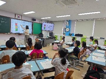 1. 선생님과 함께 비밀 신호등 화면을 보며 소중한 정보를 지키는 방법을 집중해서 배워요.j