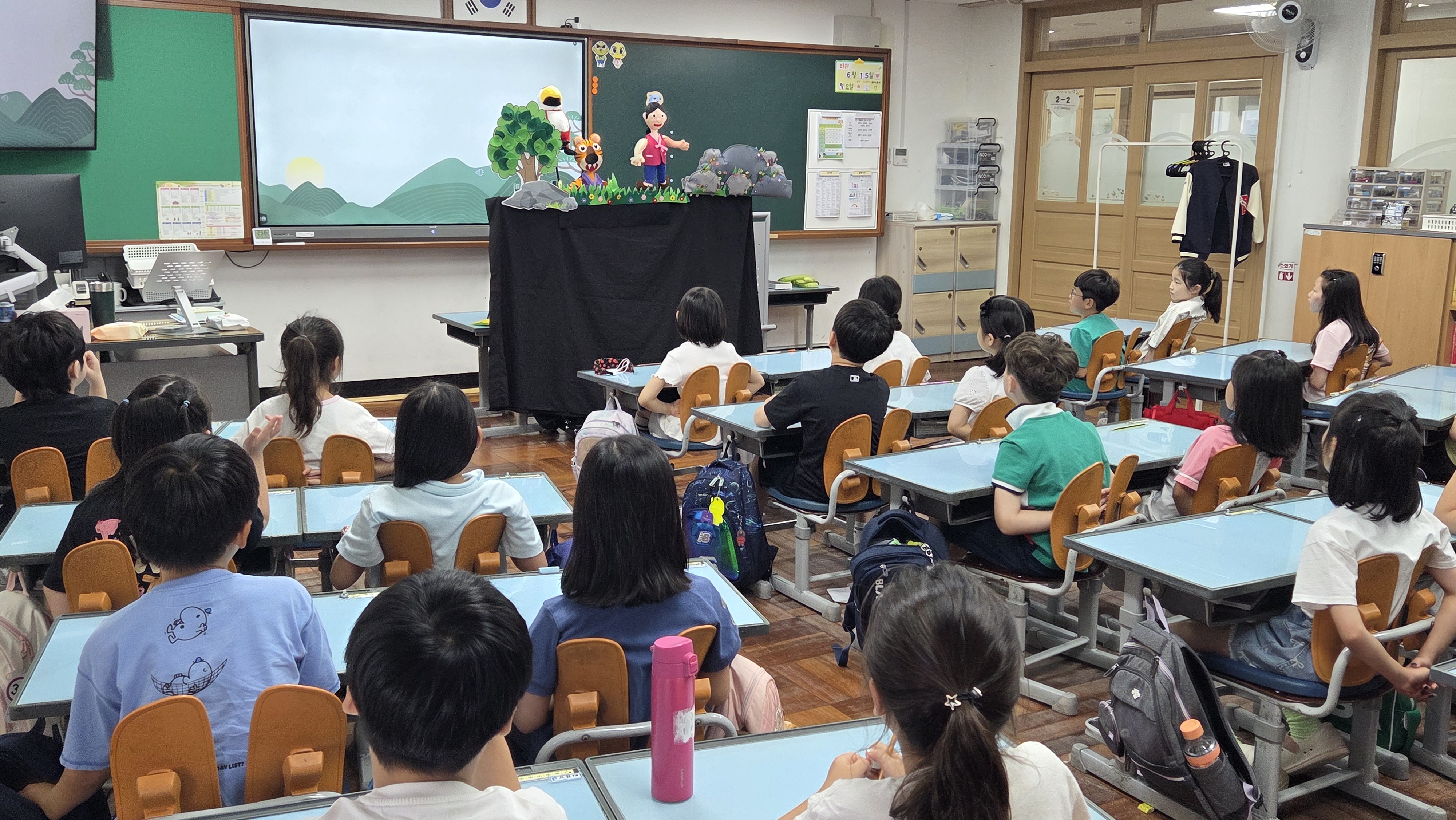 3. 초롱초롱한 눈망울로 교실에 차려진 멋진 무대를 바라보며 흥미진진한 옛날이야기 속으로 빠져들어요.