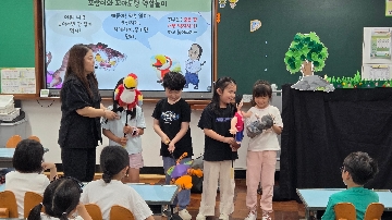 1. 친구들과 함께 호랑이, 앵무새, 꼬마 도령 인형을 직접 움직이며 재미있는 역할놀이에 푹 빠졌어요.