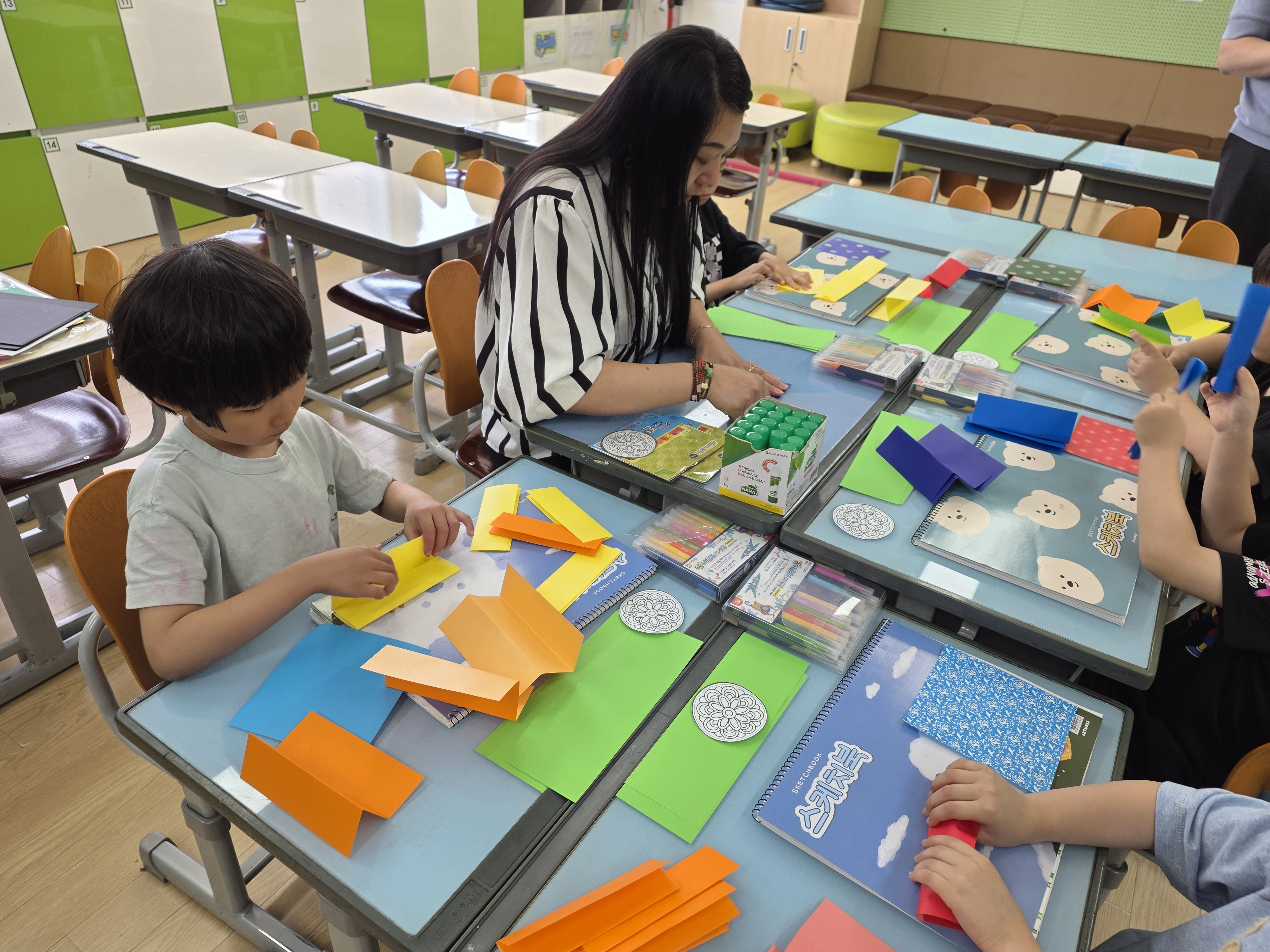 8. 알록달록한 색종이를 접고 오리며 나만의 예쁜 작품을 정성껏 만들어요.