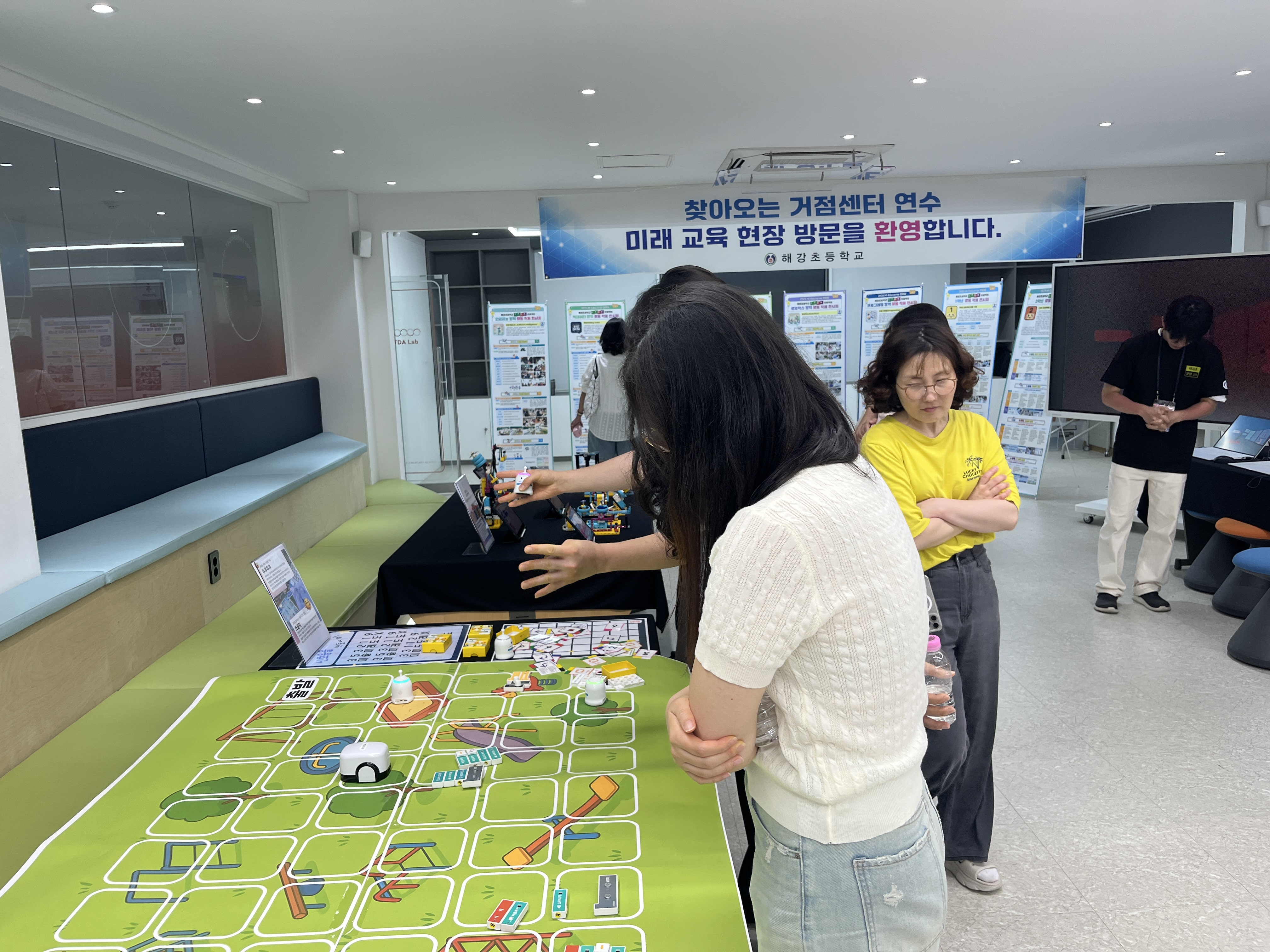 2. 선생님들께서 스스로 척척 움직이는 코딩 로봇을 살펴보며 학생 참여형 수업의 아이디어를 고민해요.