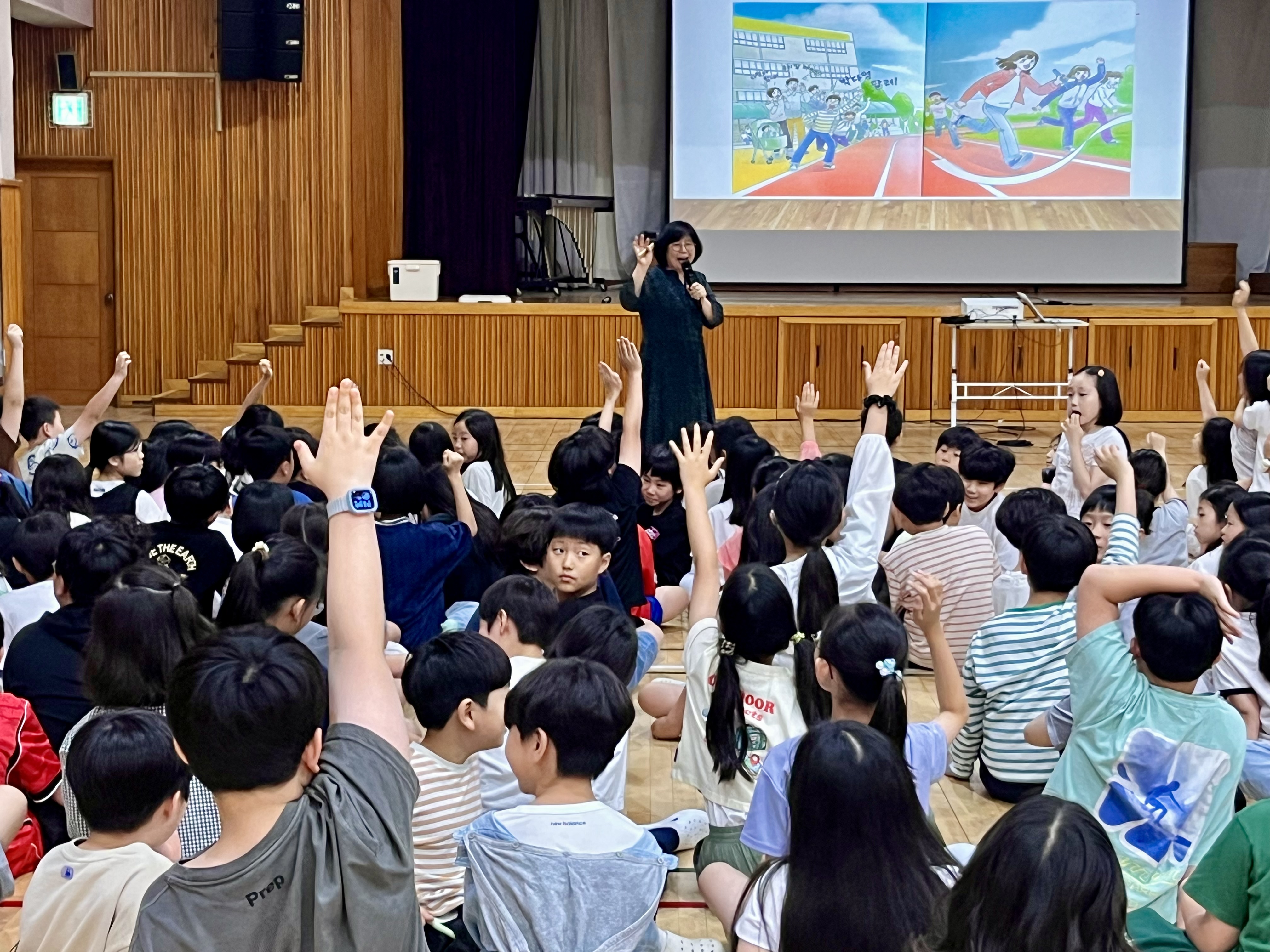 2. 저요, 저요! 재미있는 책 이야기를 듣고 너도나도 작가님과 이야기하고 싶어서 하늘 높이 손을 뻗어요.