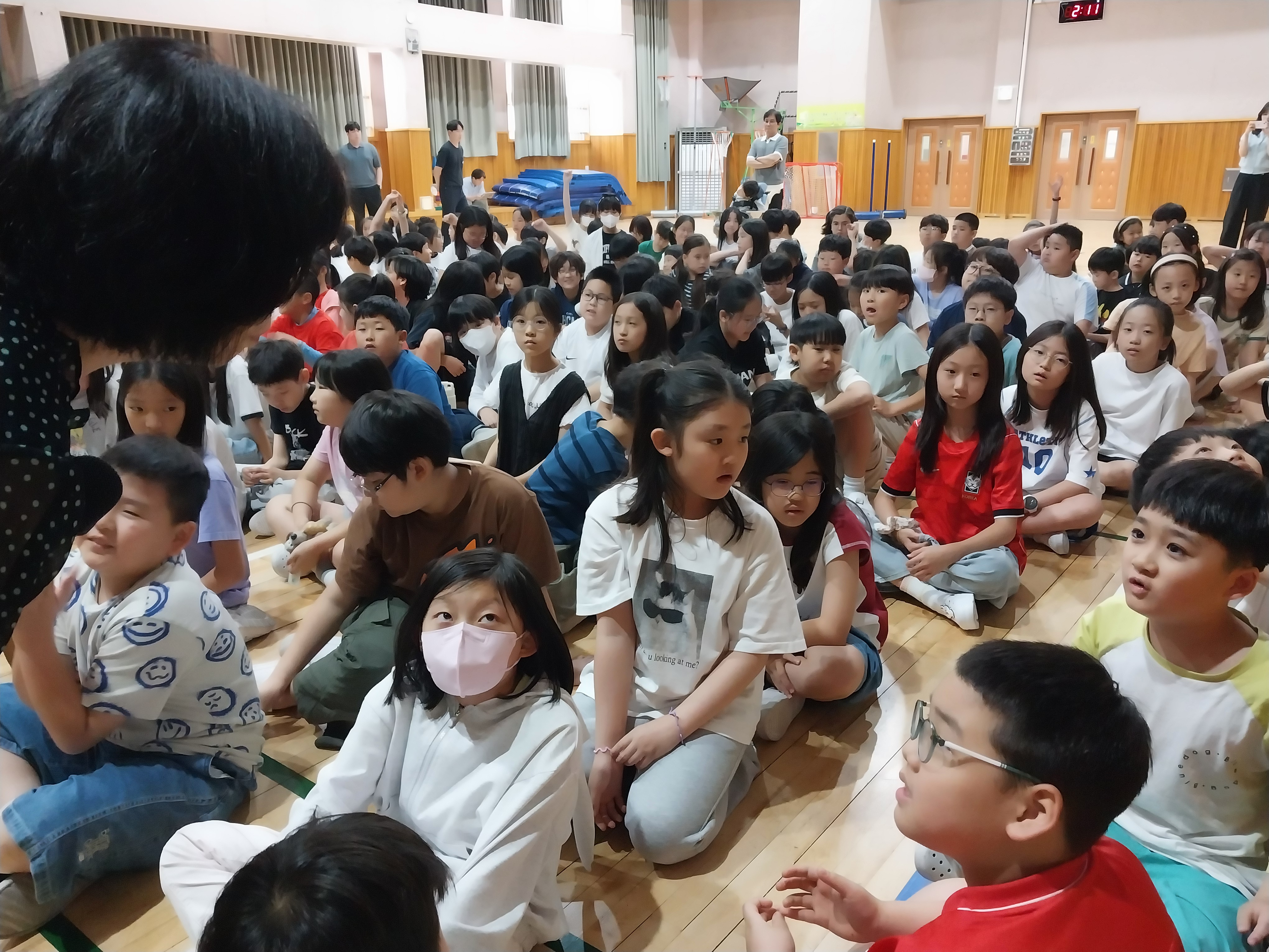 5. 책을 읽으며 궁금했던 점을 초롱초롱한 눈으로 질문해요.