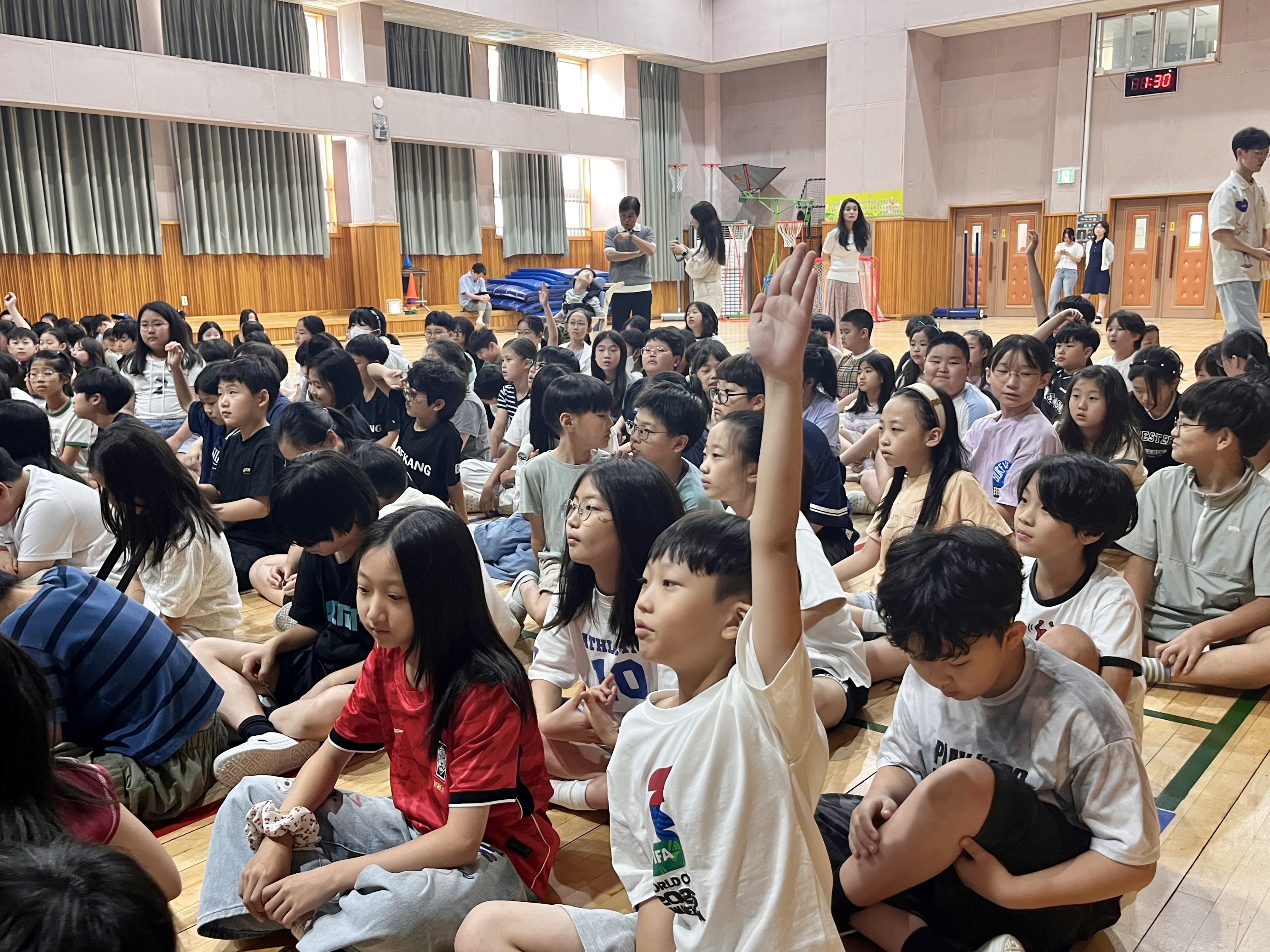 3. 평소 책을 읽으며 궁금했던 점이 있어요! 질문하기 위해 자신감 있게 한 손을 번쩍 들어 올려요.