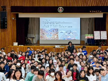 1. 다 함께 찰칵! 작가님과 함께 밝게 웃으며 브이 포즈로 멋진 추억을 남겨요.