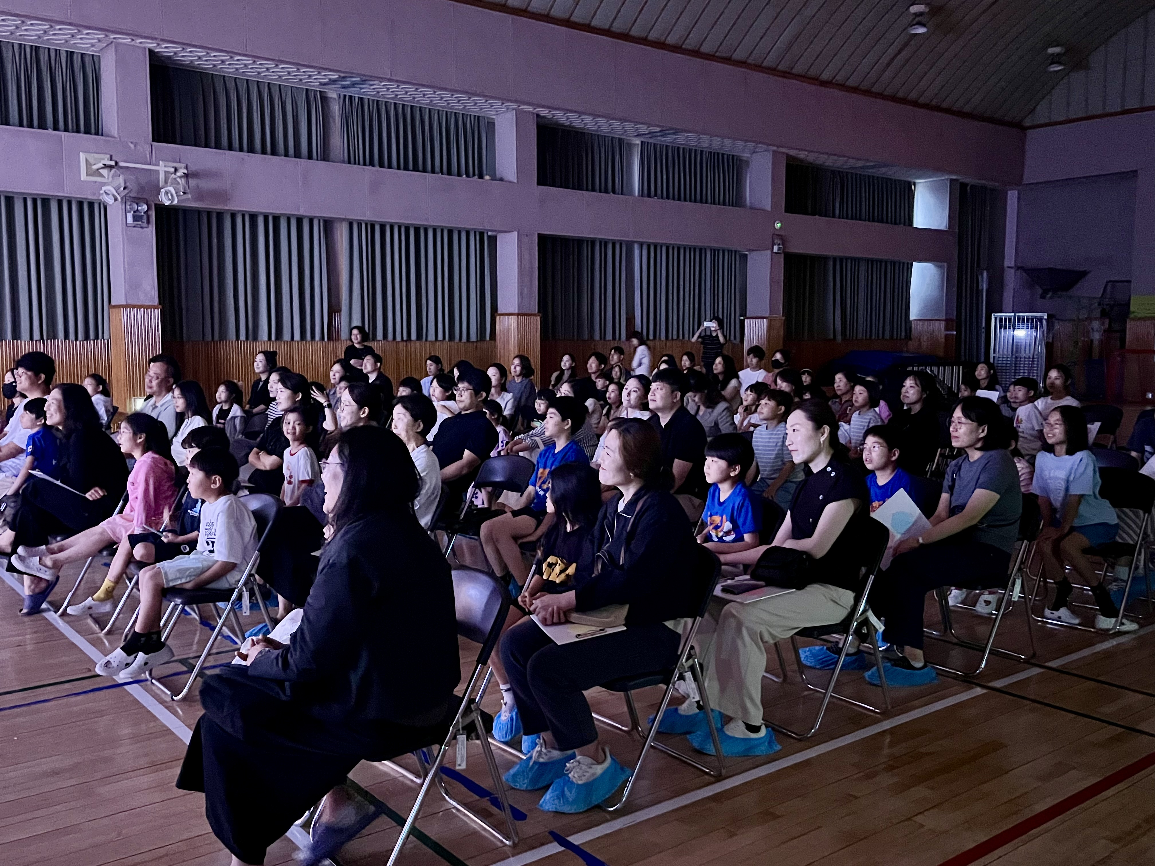2. 부모님과 나란히 앉아, 무대 위에서 펼쳐지는 환상적인 이야기에 흠뻑 빠져들어요.